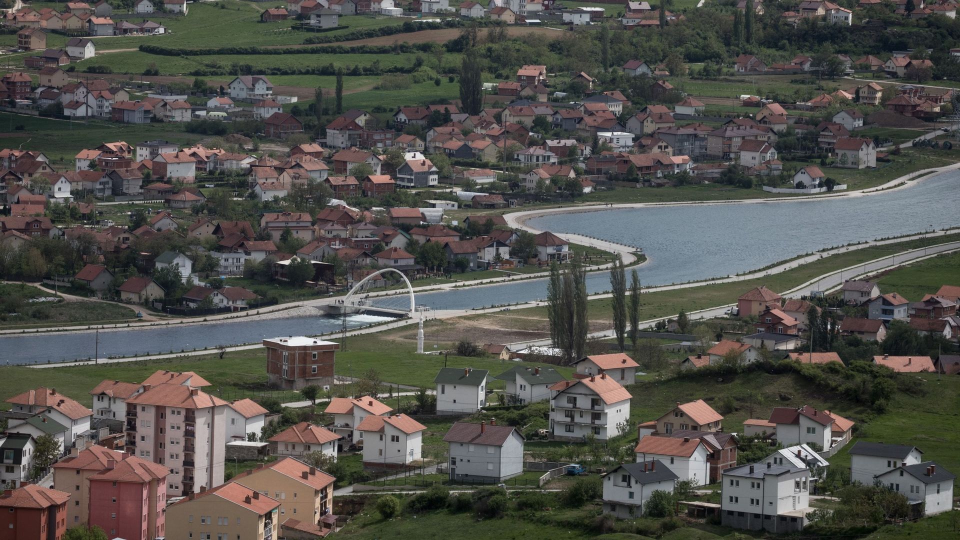 A Mitrovica, la rivière Ibar sépare au nord les habitants serbes et au sud la population albanaise.