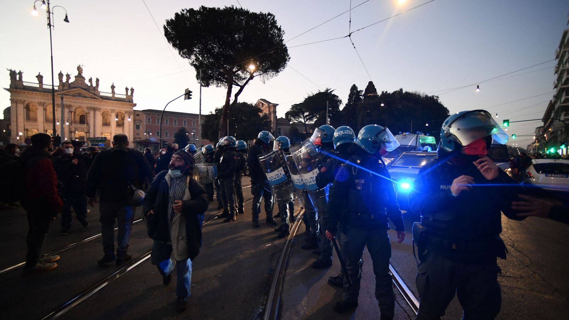 Coronavirus en Italie : la manifestation des anti-vaccins émaillée de tensions avec la police