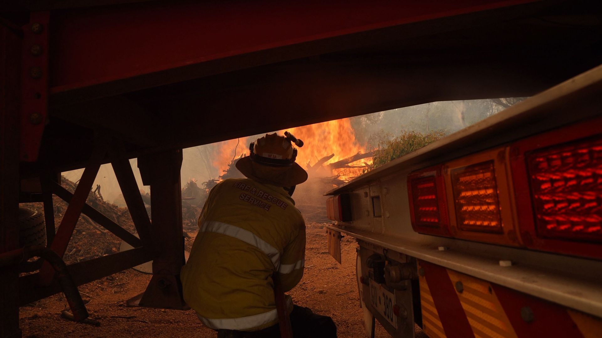 Un pompier australien lutte contre un incendie de forêt dans l’ouest de l’Australie, le 2 février 2021