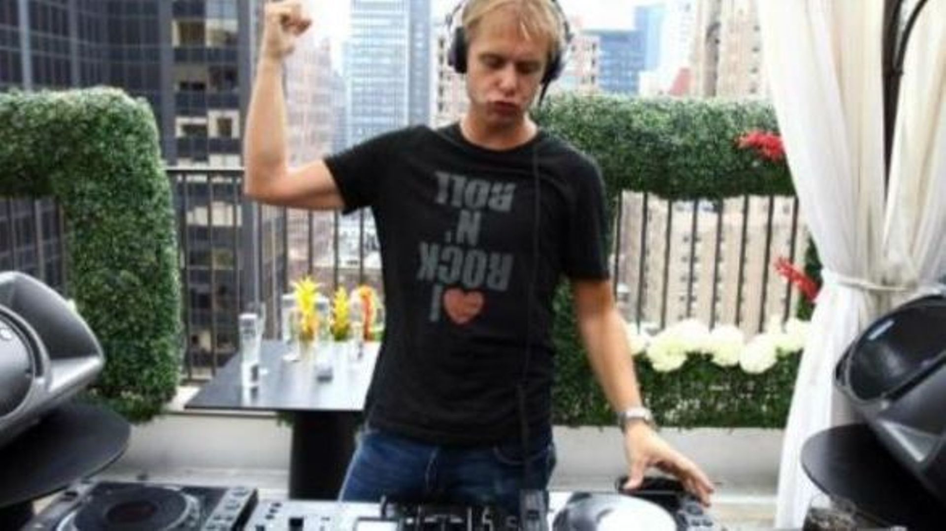 Armin van Buuren élu meilleur DJ du monde, les Belges Dimitri Vegas et Like Mike 38ème RTBF Actus