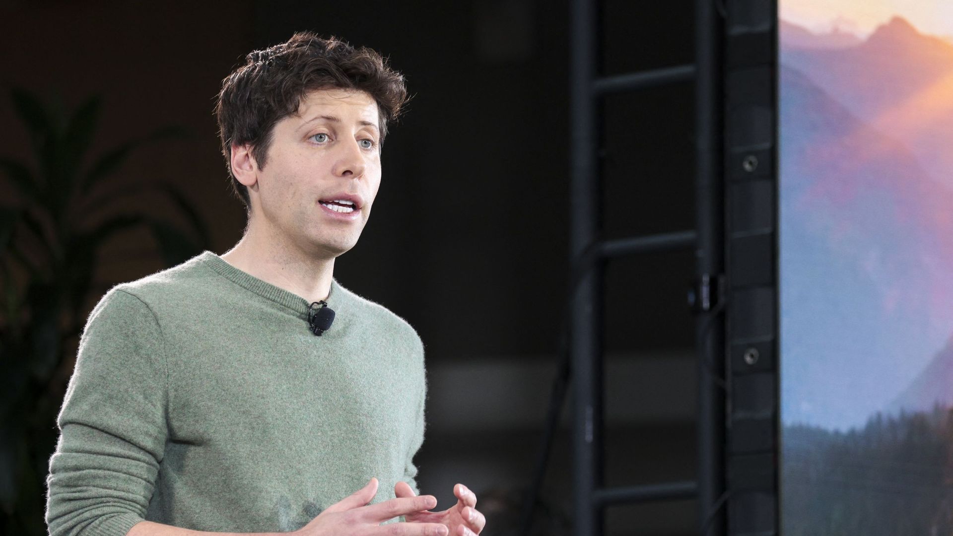 Le PDG d’OpenAI, Sam Altman, prend la parole lors d’un discours annonçant l’intégration de ChatGPT au sein de Microsoft à Redmond, Washington, le 7 février 2023.