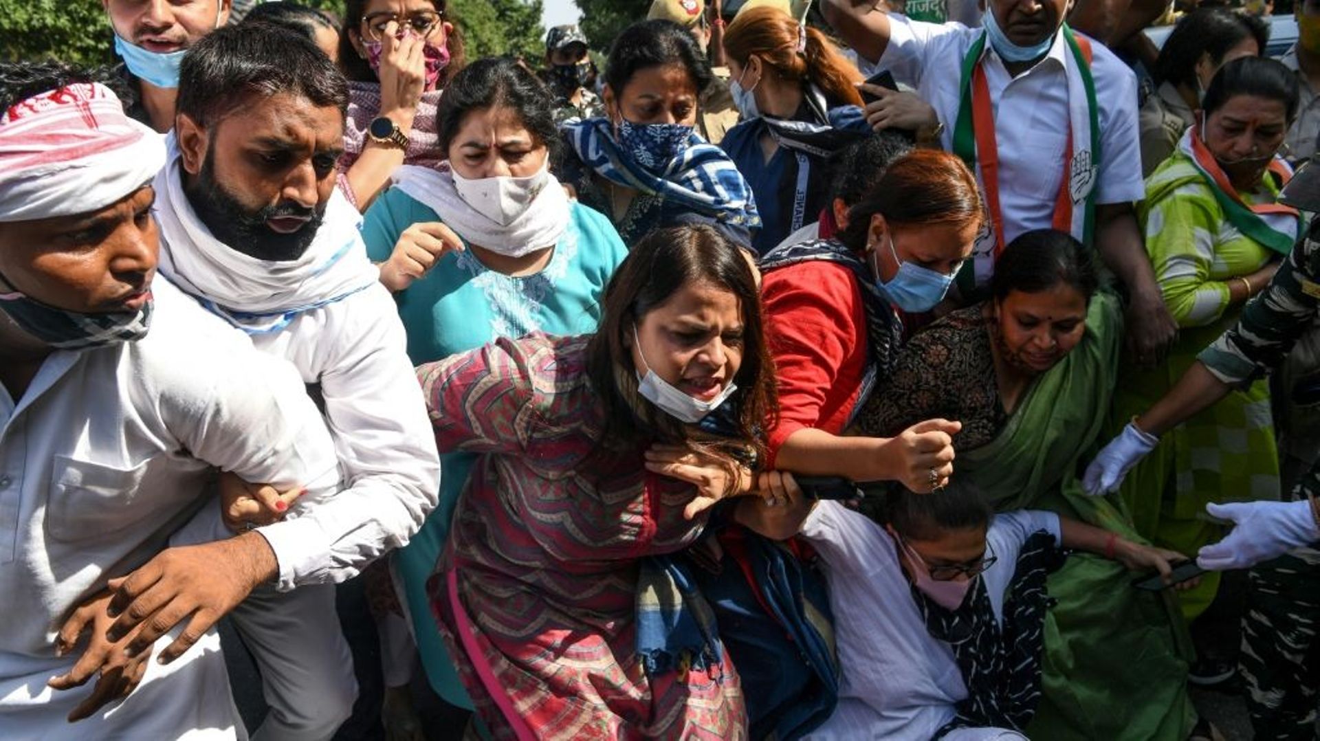 Des militants du Congrès font face à la police durant une manifestation après la mort d'une jeune victime d'un viol collectif, à New Delhi le 30 septembre 2020