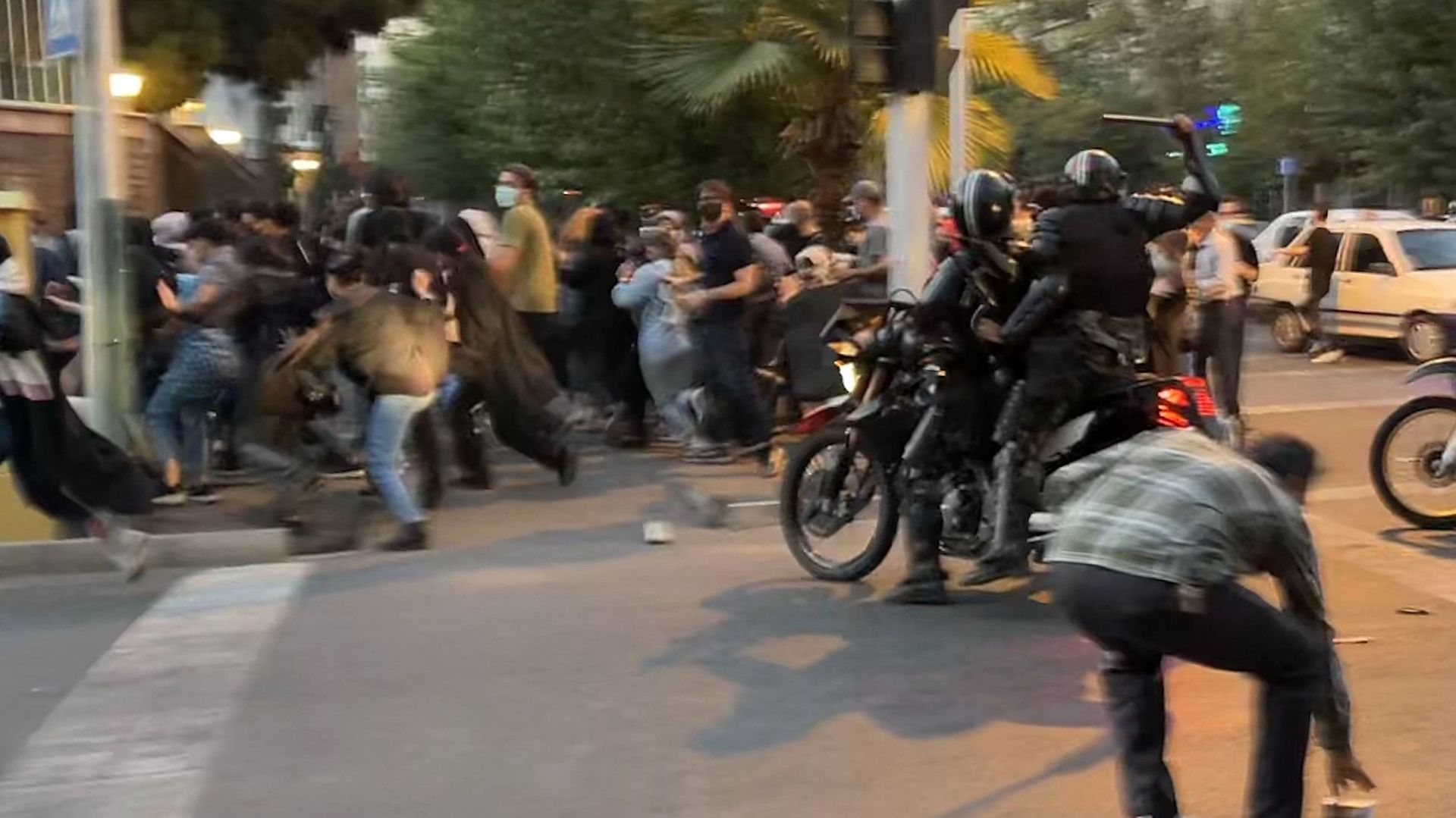 Extrait d'une vidéo: dispersion de la foule par des policiers à moto