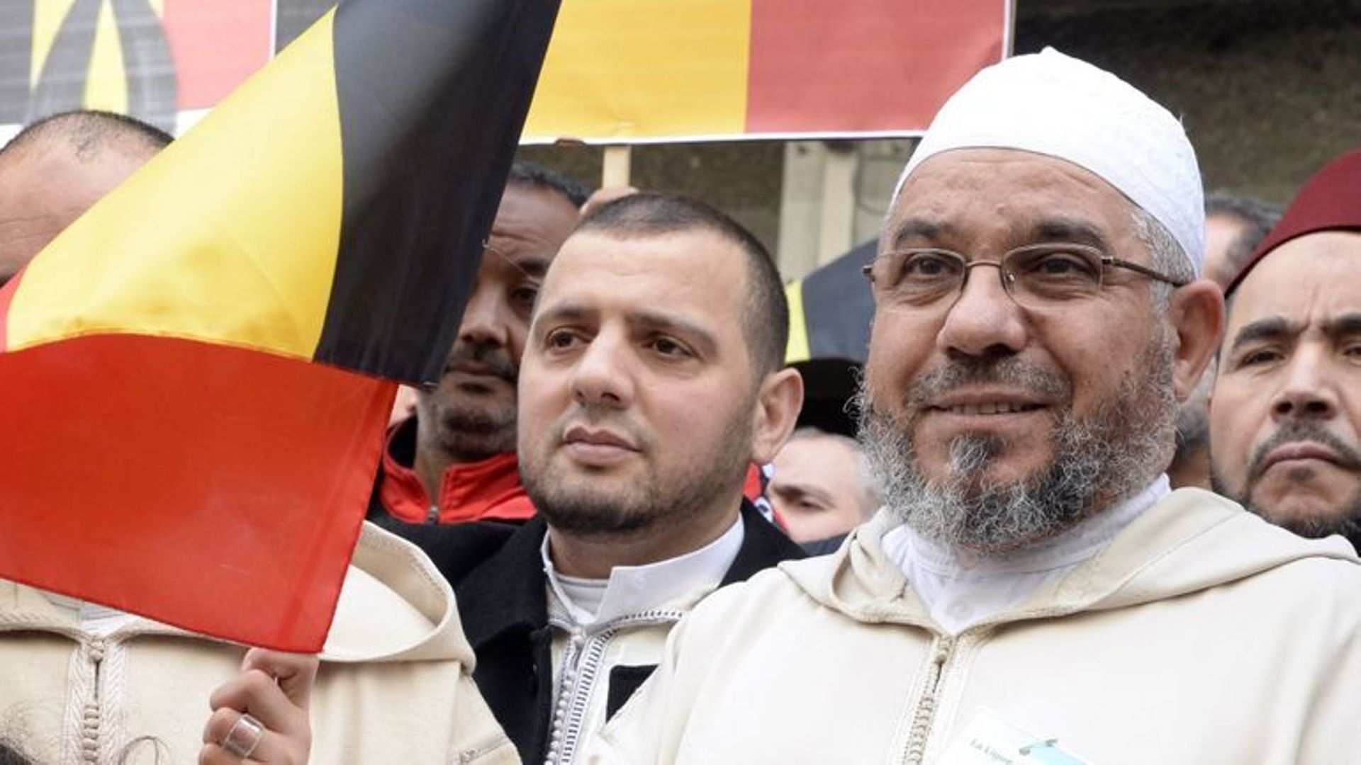 Cheik Mohamed Toujgani (à droite), participe à un hommage, appelé par des organisations musulmanes, aux victimes des attentats terroristes du 22 mars à Bruxelles, le 9 avril 2016. © AFP