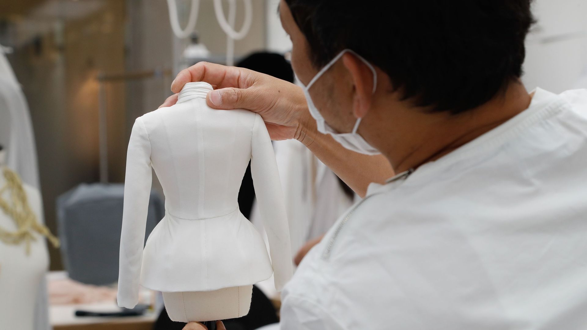 La collection est réduite à 36 looks de 40 cm que peut contenir une malle en forme du bâtiment situé 30 avenue Montaigne, siège historique de Dior à Paris, avec des sandales et bibis à voile minuscules.