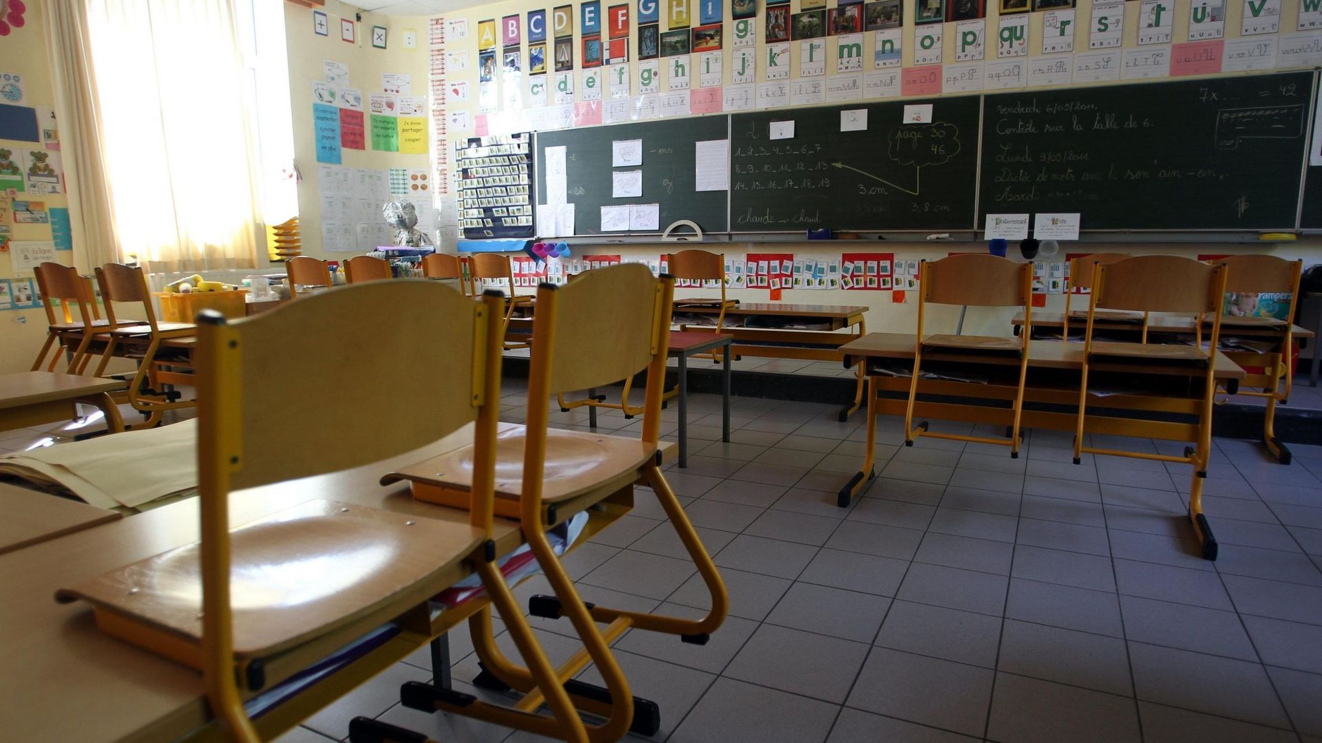 Une classe vide dans une école de Liège.
