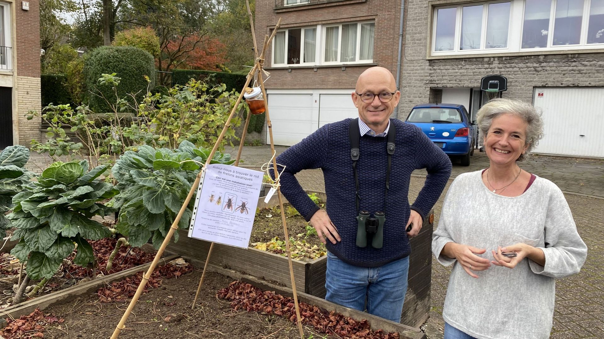 Jean-Michel Philippart-De Foy et Muriel Roberfroid sont tous deux apiculteurs à Woluwe-Saint-Pierre et traquent depuis des semaines les nids de frelons asiatiques dans les communes alentour pour les signaler aux pompiers