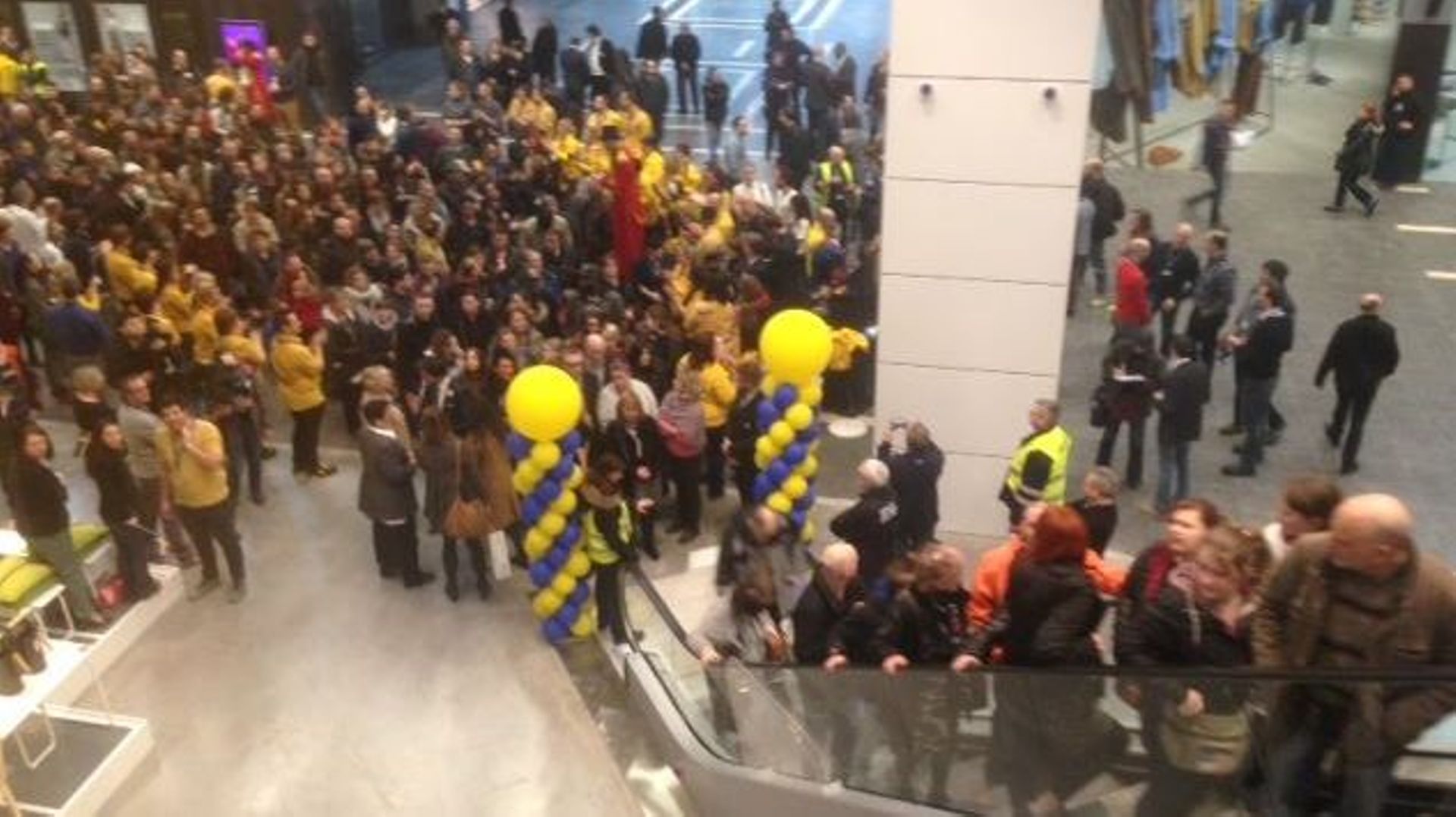 Beaucoup de monde pour le premier jour d'ouverture du magasin IKEA de Mons, une ouverture qui ne fait cependant pas l'unanimité