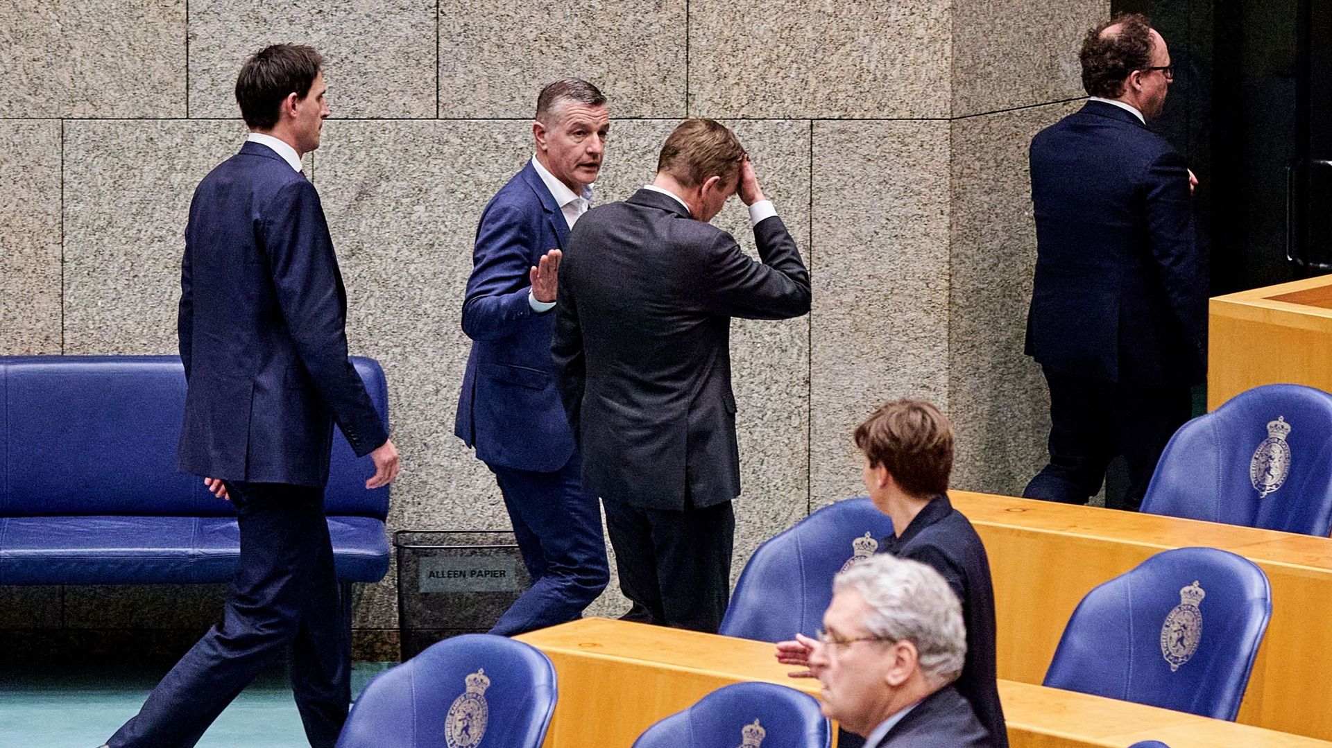 Le ministre néerlandais de la Santé Bruno Bruins quitte la Chambre des représentants après s'être senti mal à l'aise lors d'un débat sur les développements autour du coronavirus, à La Haye, aux Pays-Bas.
