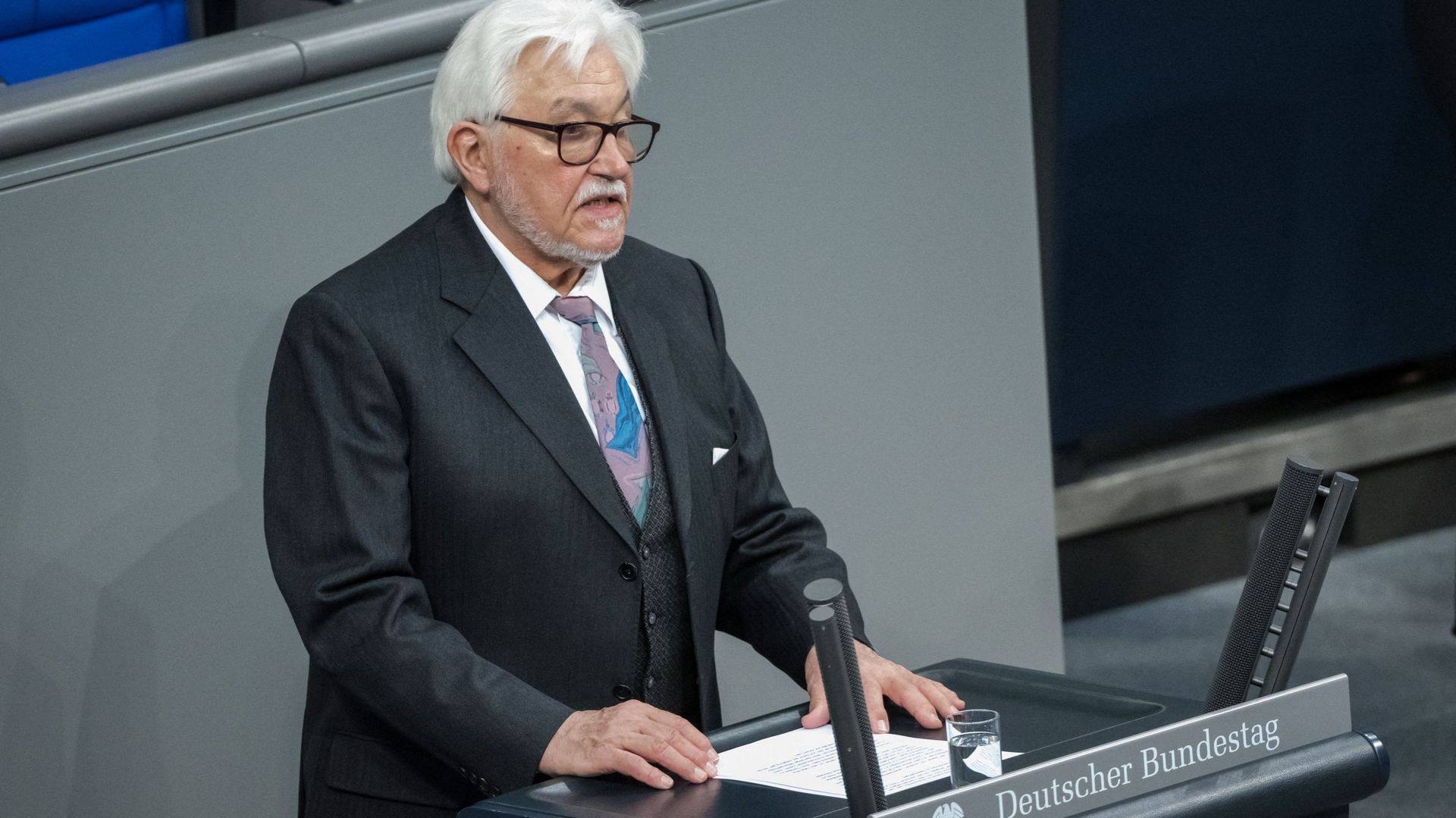 Klaus Schirdewahn, représentant de la communauté queer, prend la parole lors de la cérémonie annuelle à la mémoire des victimes et des survivants de l’Holocauste dans la salle plénière du Bundestag, la chambre basse du parlement allemand, à Berlin, le 27 