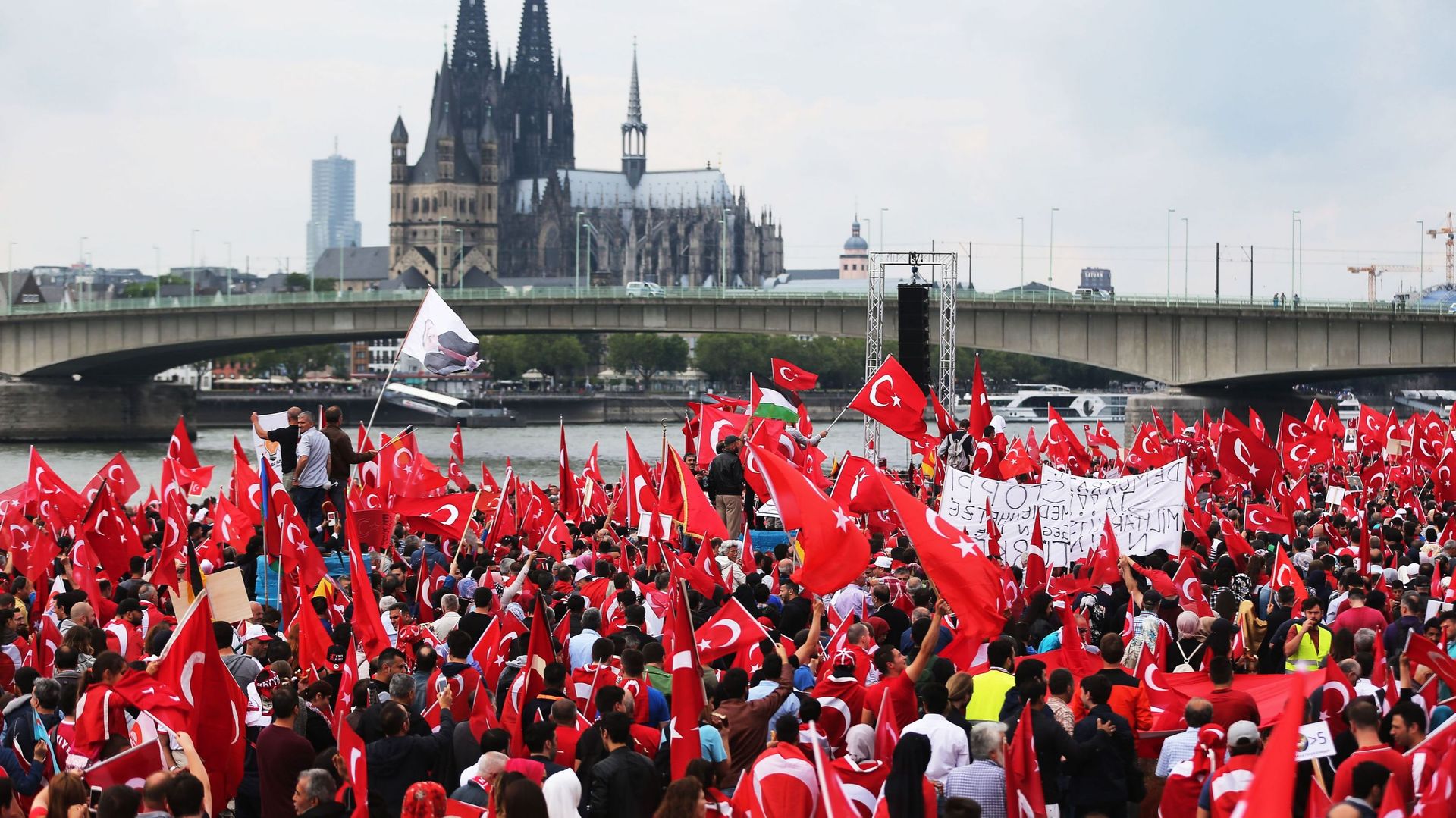 Les organisateurs espèrent jusqu'à 50 000 personnes, alors que la police locale de Cologne table au final sur près de 30 000 participants. 
