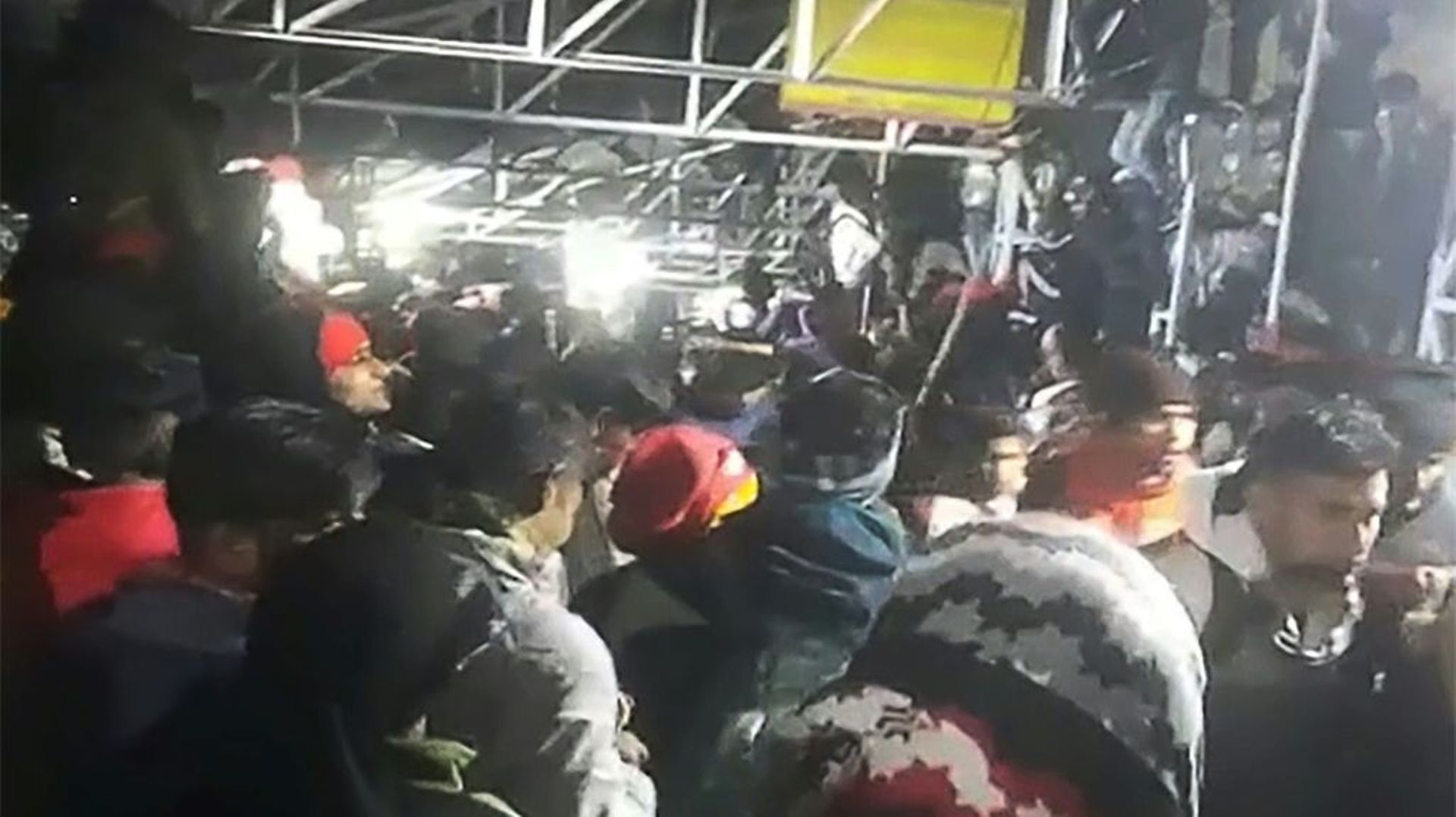Capture d'écran d'une vidéo de NNIS prise le 1er janvier 2022 montrant une foule de pèlerins au temple de Mata Vaishno Devi au Cachemire indien