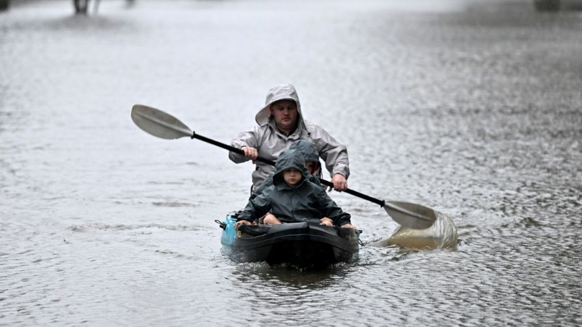 Des habitants en kayak dans une rue inondée à Windsor en banlieue de Sydney, le 4 juillet 2022