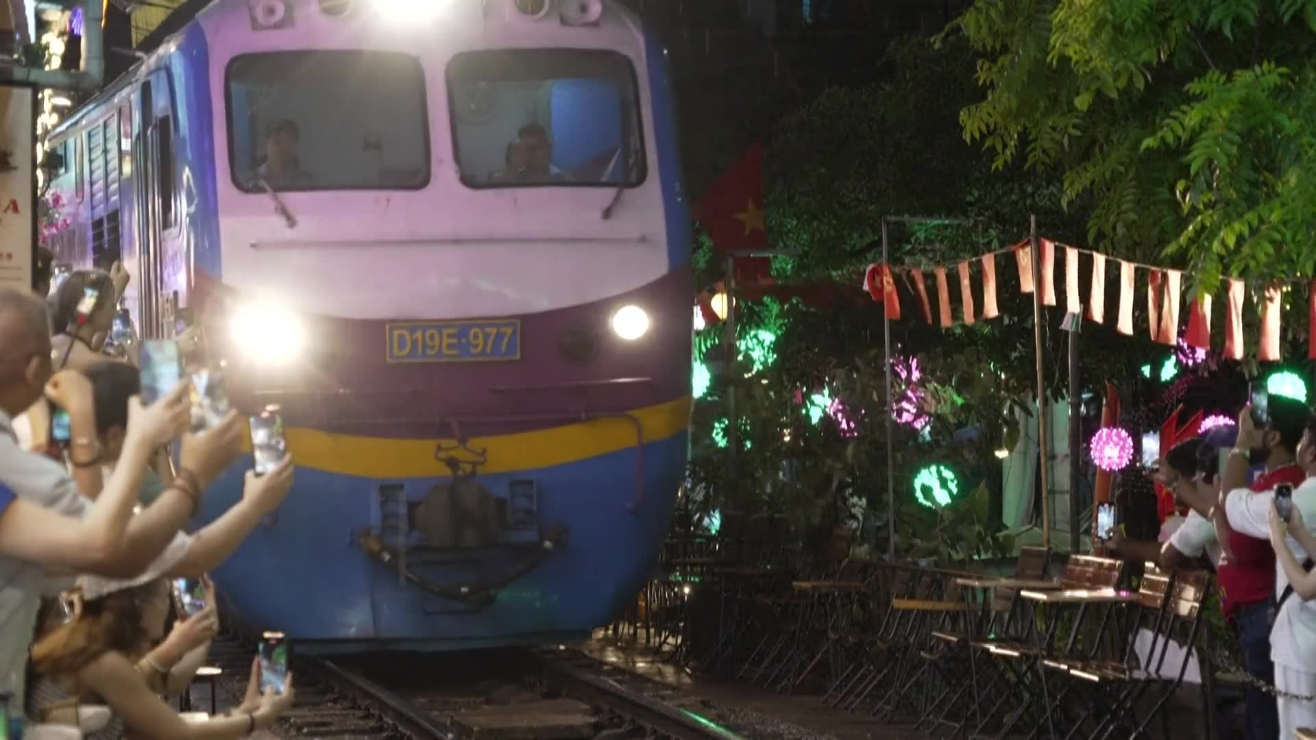 La rue du train à Hanoï : un lieu unique maintes fois destiné à fermer, sauvé par ses touristes