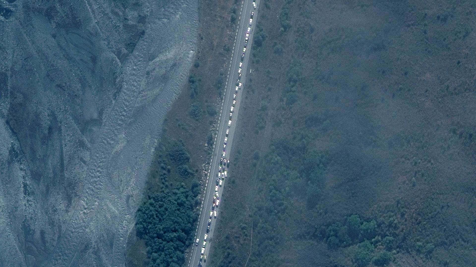 Une vue satellite de la frontière entre la Russie et la Géorgie le 26 septembre 2022. On aperçoit une longue file de véhicules sur la route en provenance de la Russie.