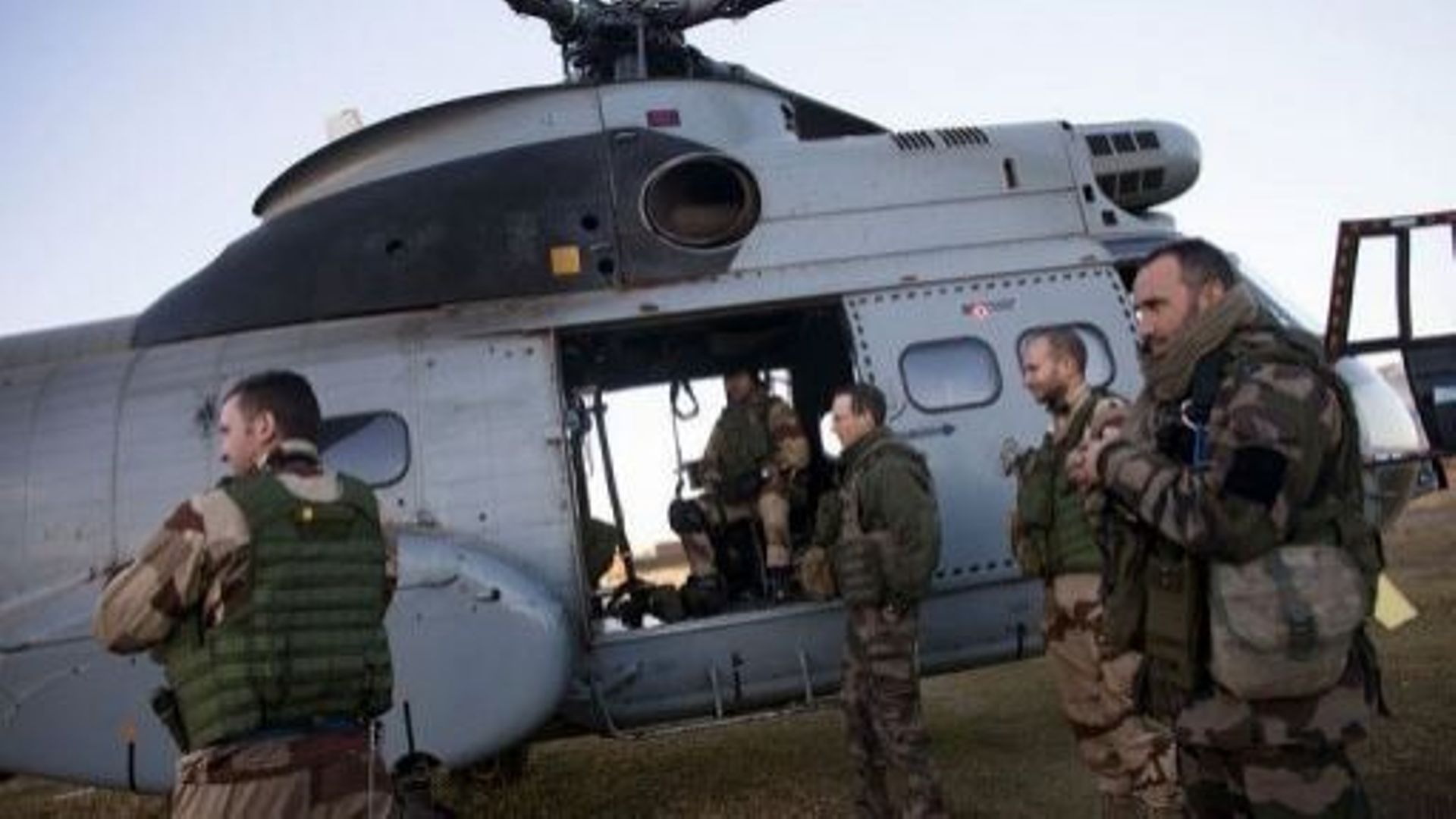 Des soldats français embarquent dans un hélicoptère pour rejoindre le nord du Mali, le 21 janvier 2013