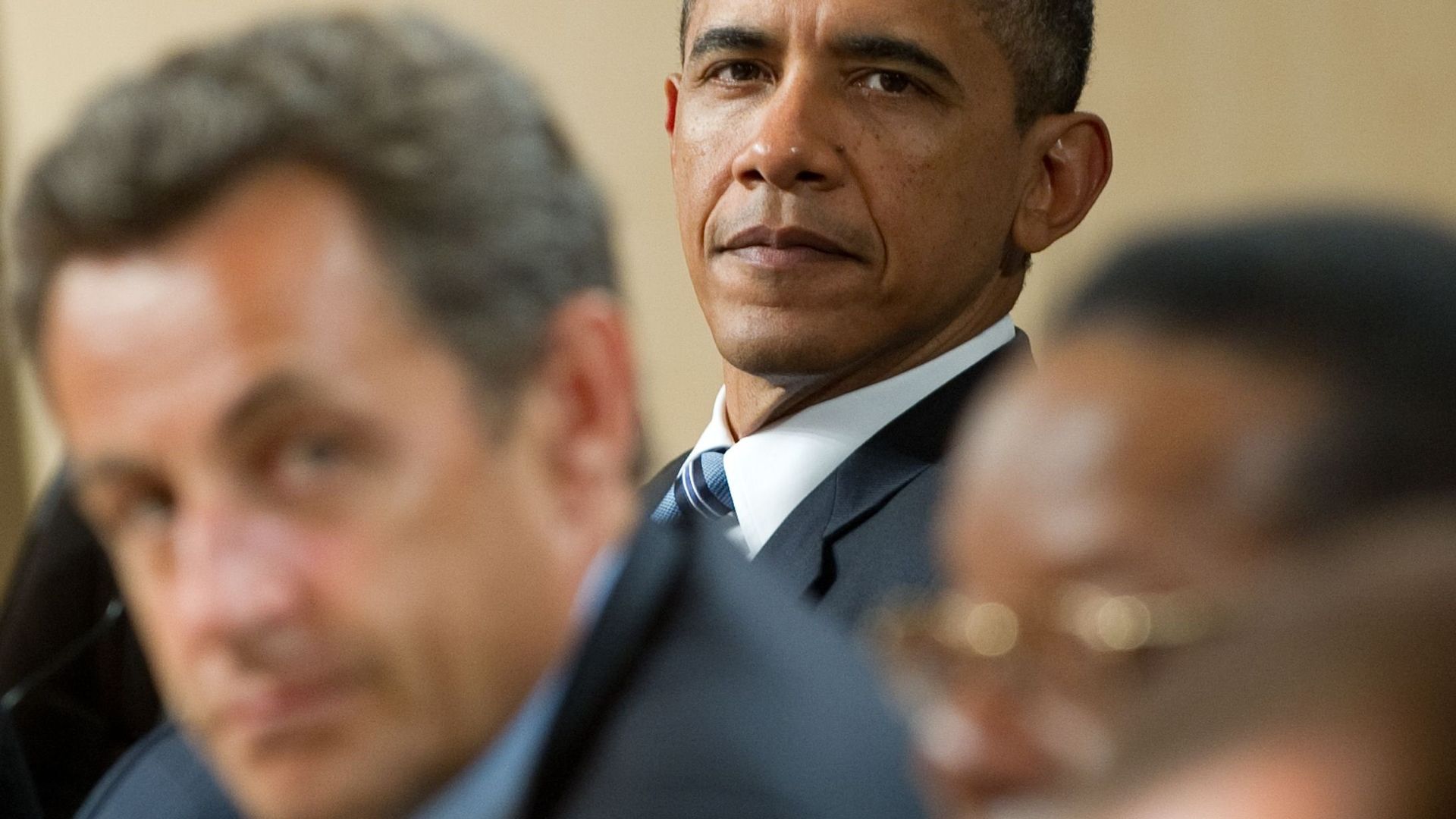 Barack Obama dans ses mémoires : Sarkozy 'bombe le torse comme un petit ...