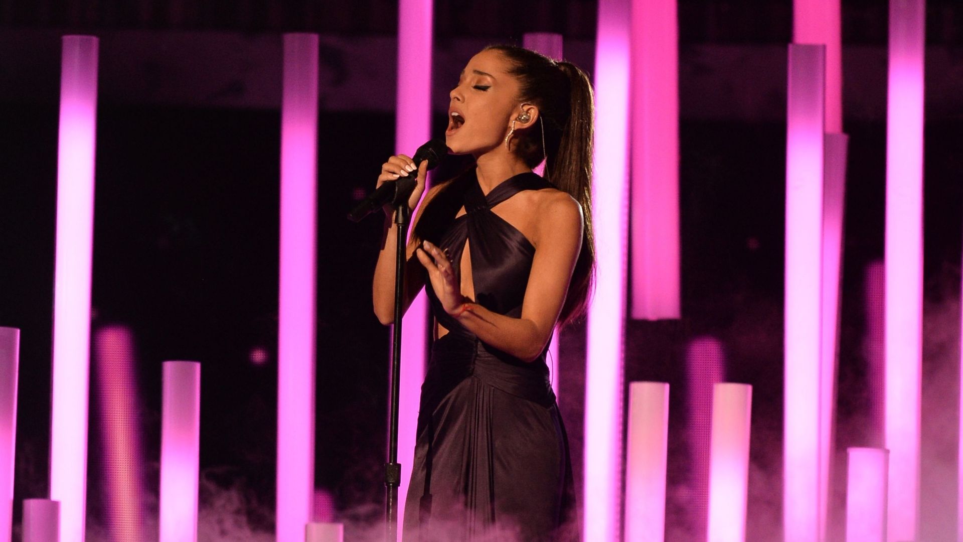 Ariana Grande interrompt sa tournée après l'attentat de Manchester