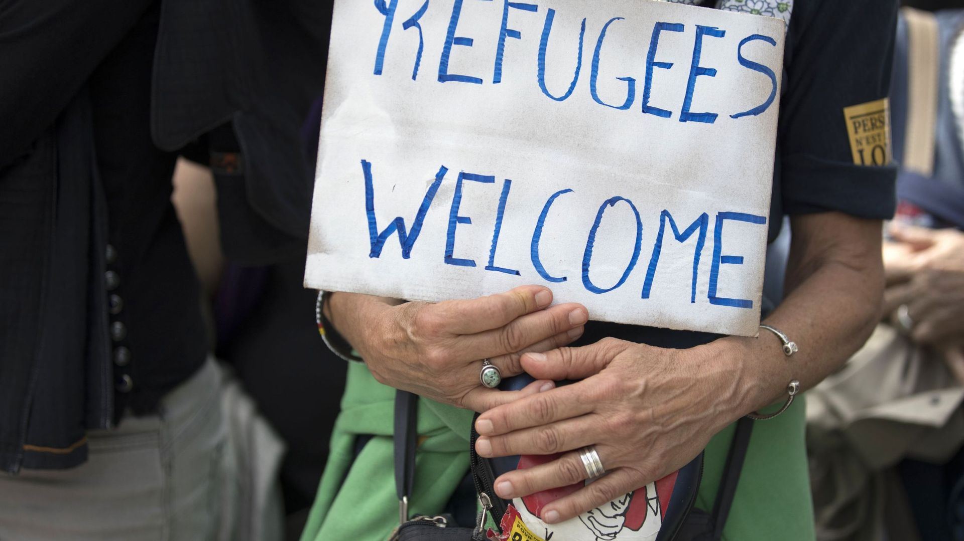 Un portefeuille "refugees welcome" en soutien aux journalistes poursuivies pour trafic d'être humains