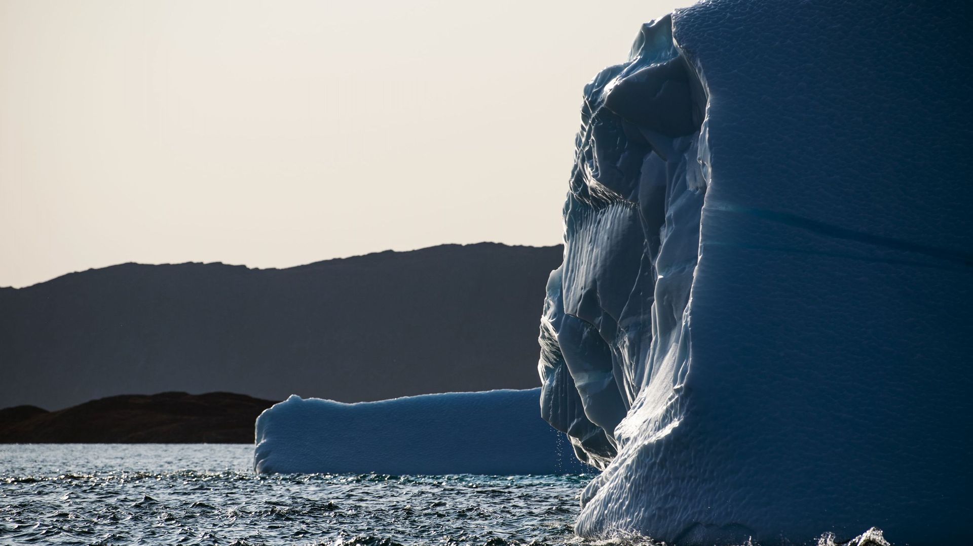 La fonte des glaces des régions arctiques, comme cet iceberg du sud est du Groenland, est inquiétante après cet hiver doux et ce printemps chaud, selon les climatologues.