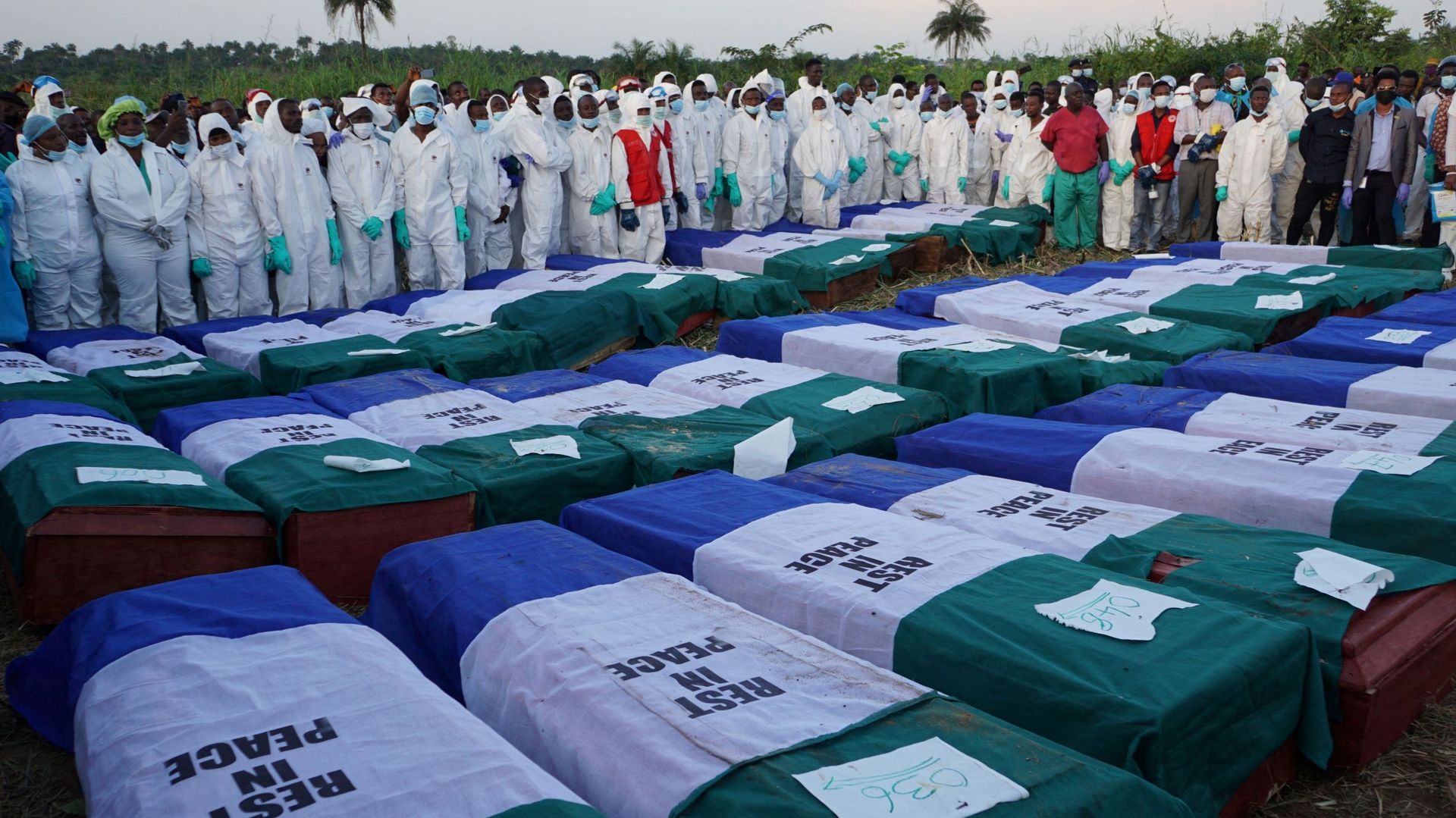 Des professionnels de la santé rendent hommage aux victimes de l’explosion en Sierra Leone le 6 novembre 2021
