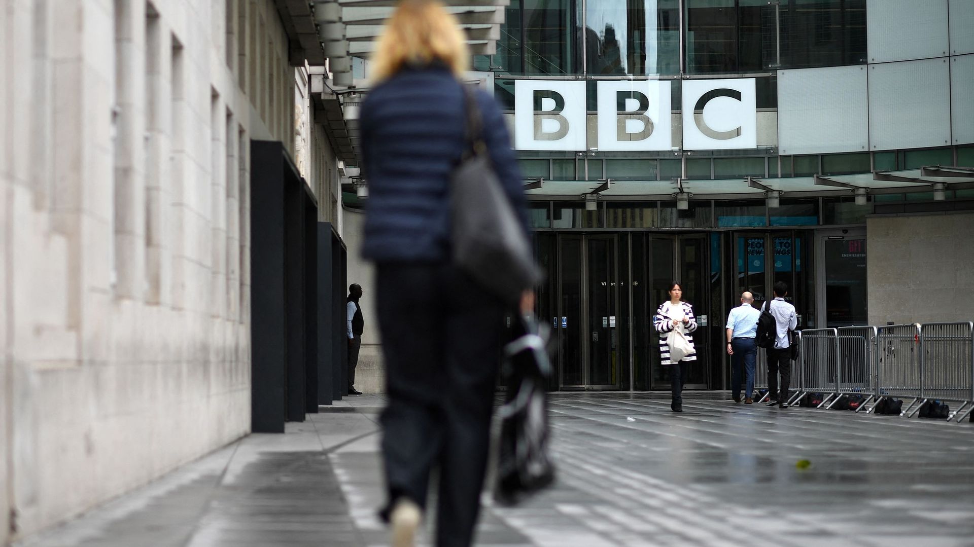 La BBC est ancrée dans la vie quotidienne des Britanniques, qu'ils en soient conscients ou non.