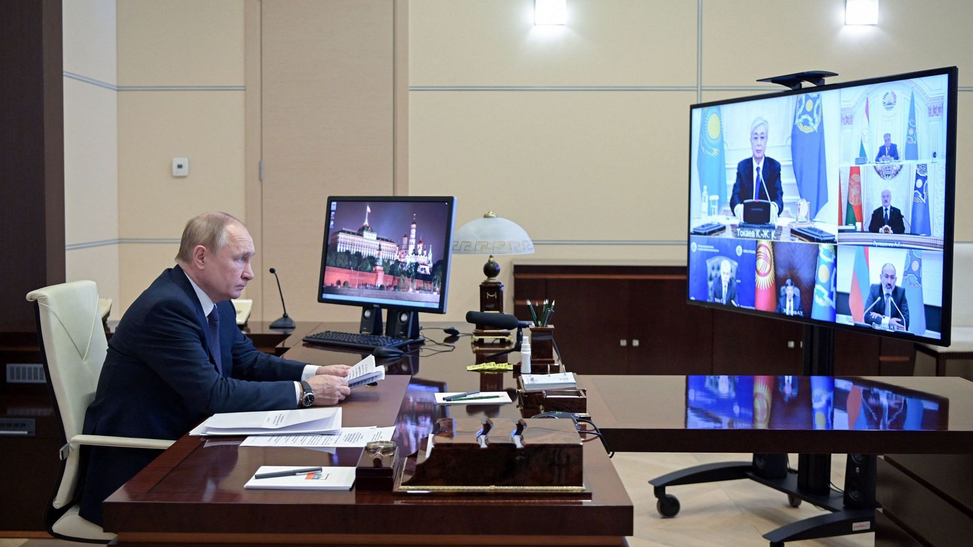 Le président russe Vladimir Poutine en conférence au sujet du Kazakhstan