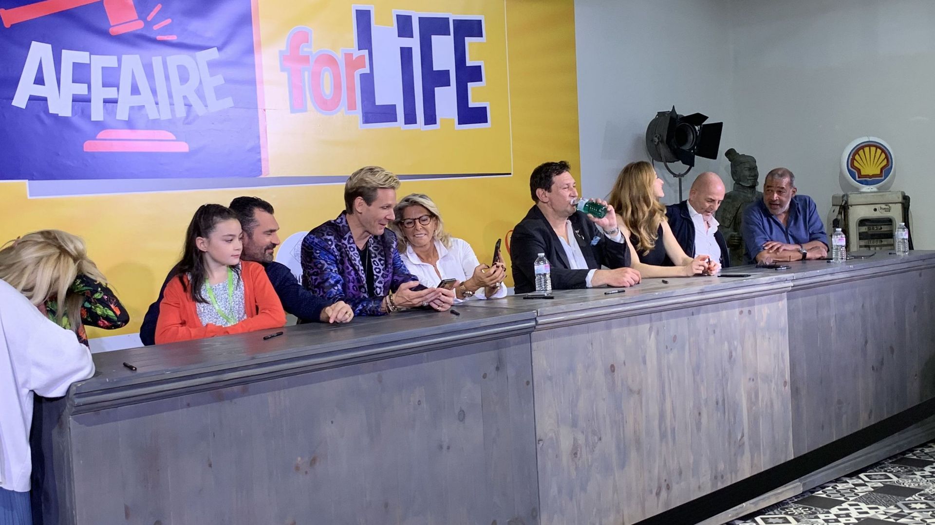 Une vente aux enchères était organisée à Bruxelles avec les acheteurs d’Affaire Conclue au profit de Viva For Life