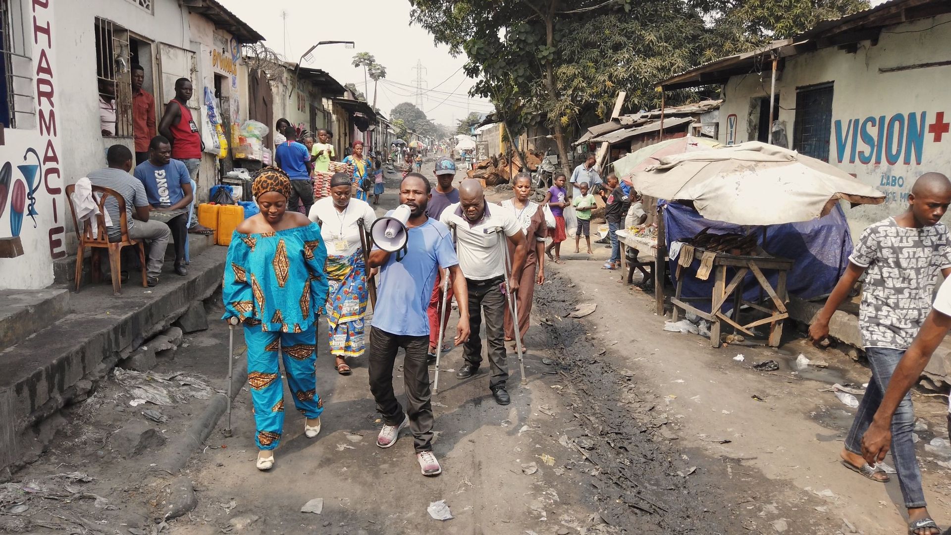 Membres de l'Association des victimes de la Guerre des Six Jours" dans les rues de Kinshasa 