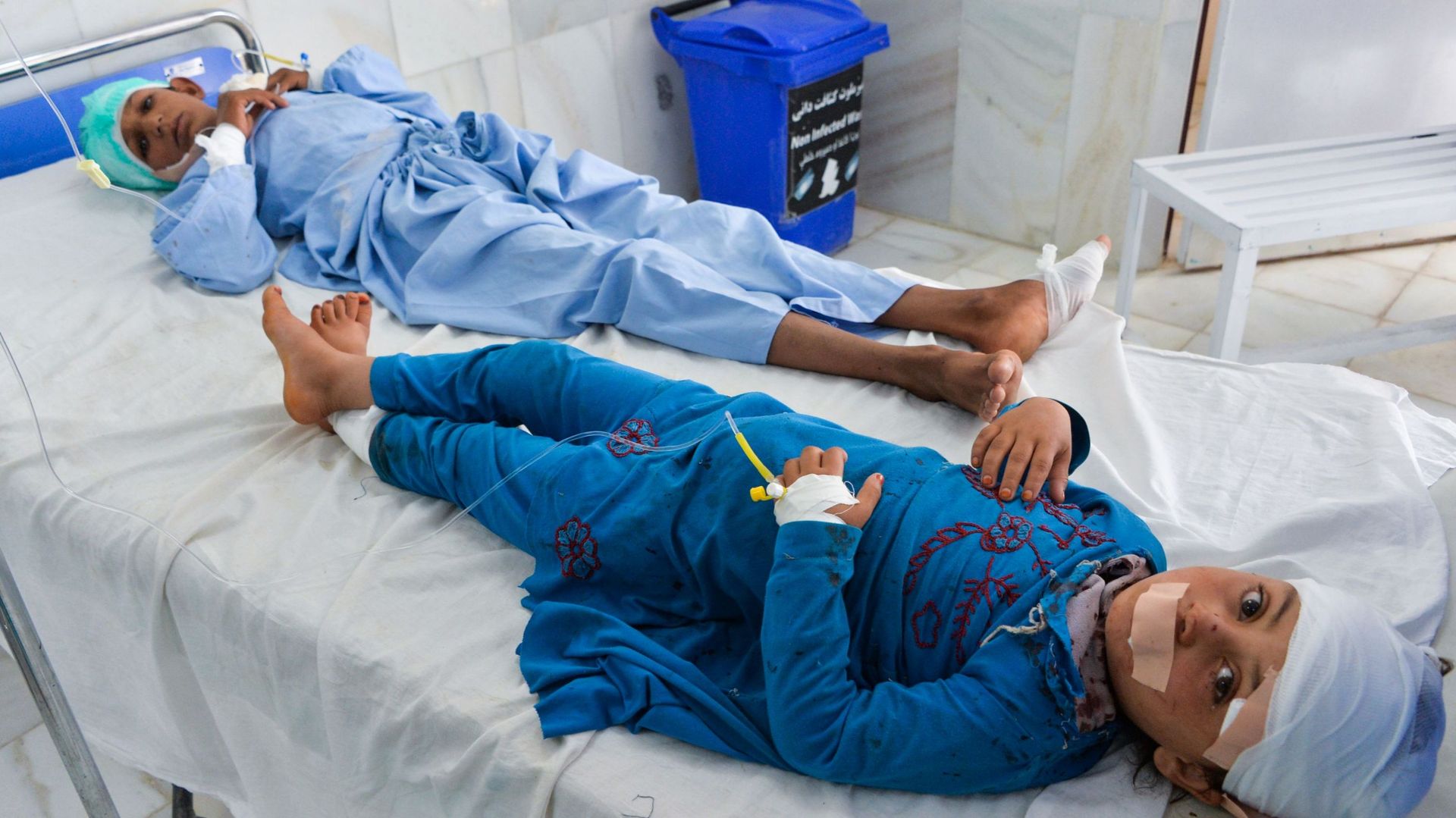 Des enfants reçoivent des soins médicaux à l'hôpital après avoir été blessés dans l'explosion d'une bombe à Alishang, dans la province de Laghman, le 16 octobre 2019. Au moins trois personnes ont été tuées et une vingtaine d'autres blessées lorsqu'un cami