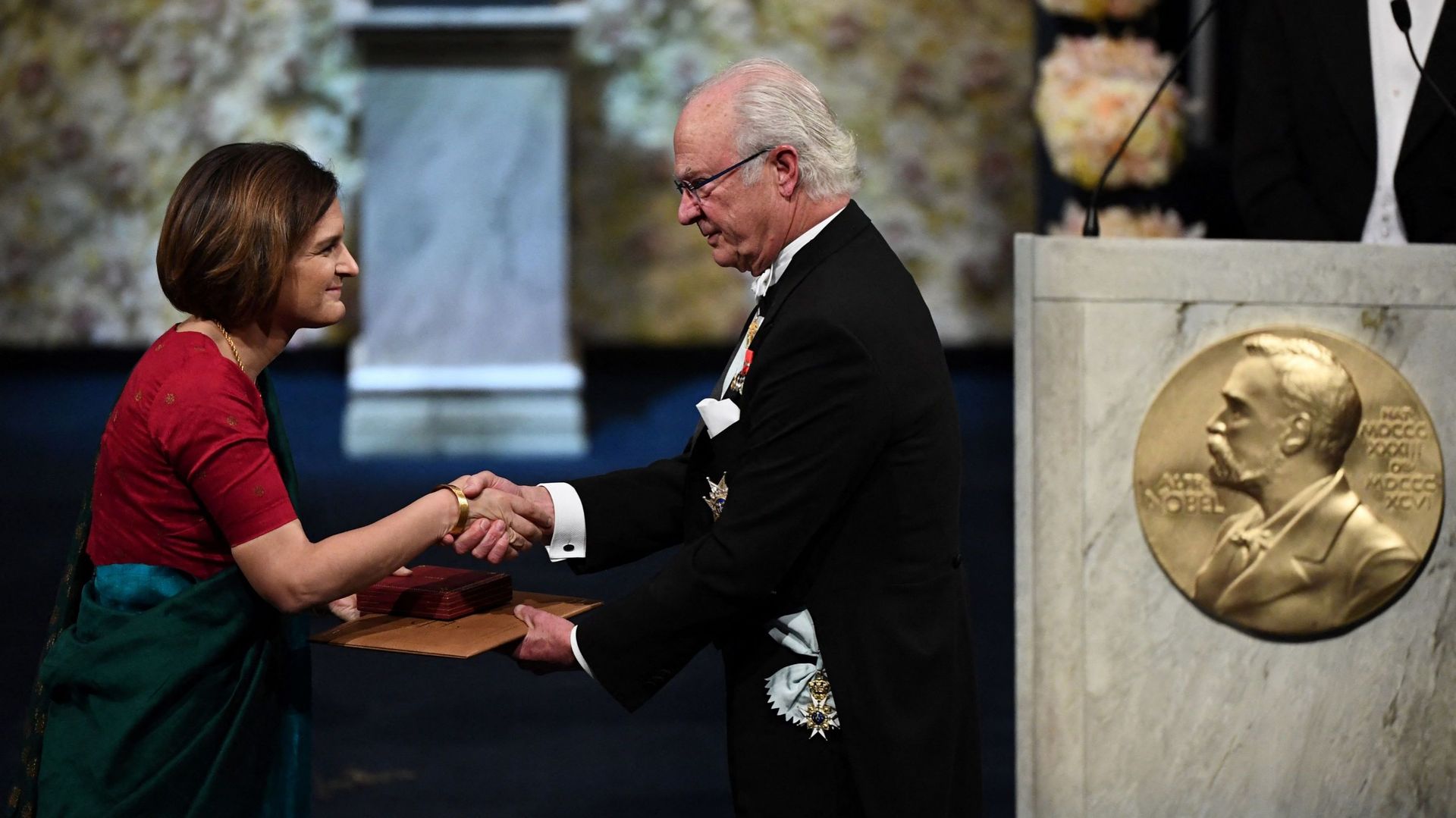 L’économiste franco-américaine Esther Duflo reçoit son prix de la Banque de Suède en sciences économiques en mémoire d’Alfred Nobel des mains du roi Carl XVI Gustaf de Suède lors de la cérémonie de remise des prix Nobel 2019, le 10 décembre 2019 au Concer
