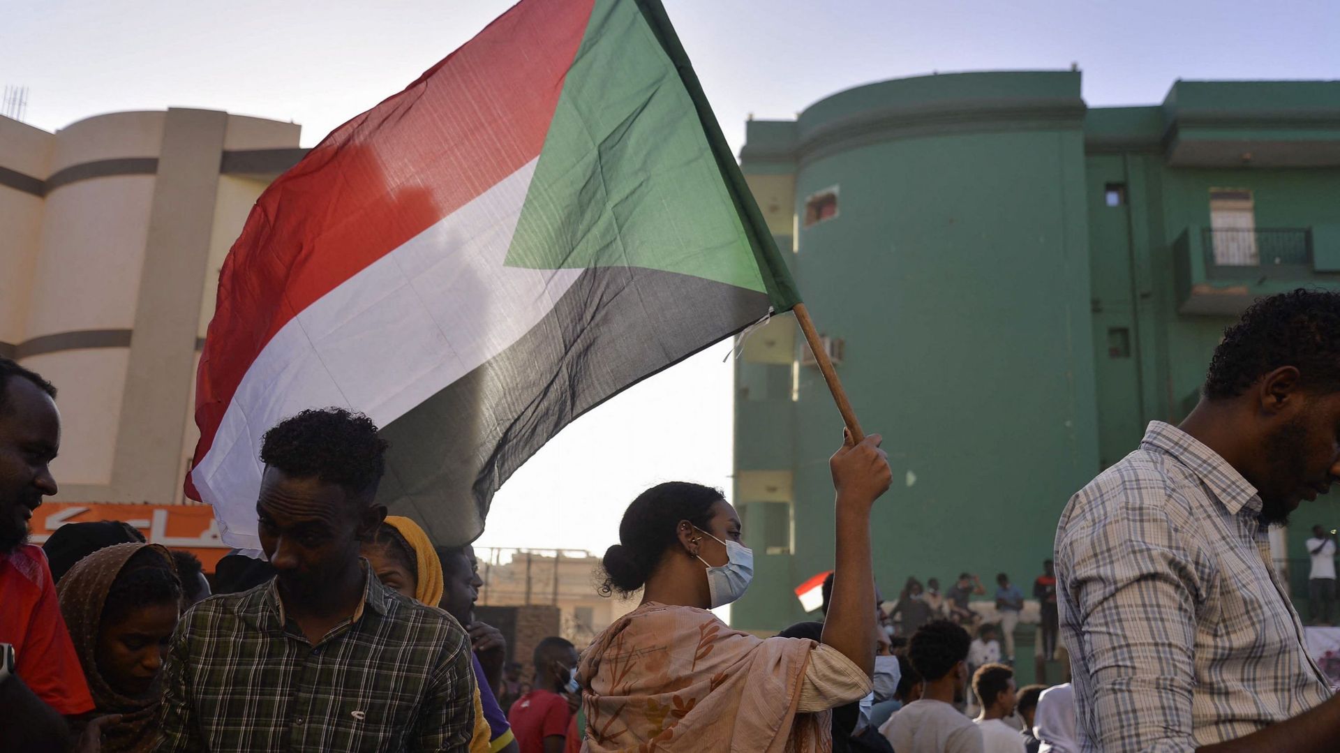 Manifestante avec un drapeau soudanais, à Khartoum, le 21 novembre (illustration)