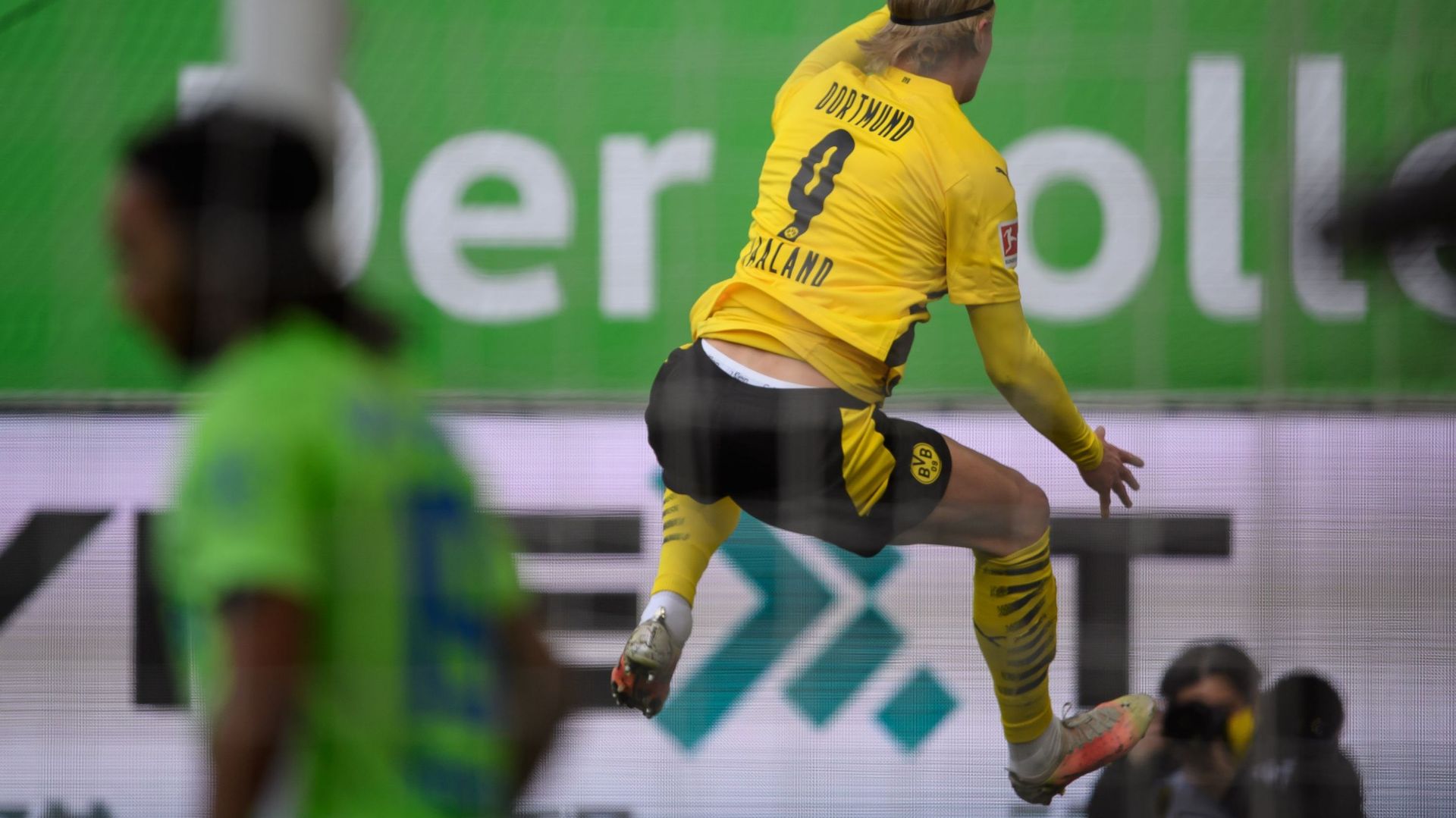 Grâce à un doublé d'Erling Haaland le Borussia Dortmund s'est imposé 0-2 à Wolfsburg alors qu'il a joué à dix à partir de la 59e suite à l'exclusion de Jude Bellingham. 