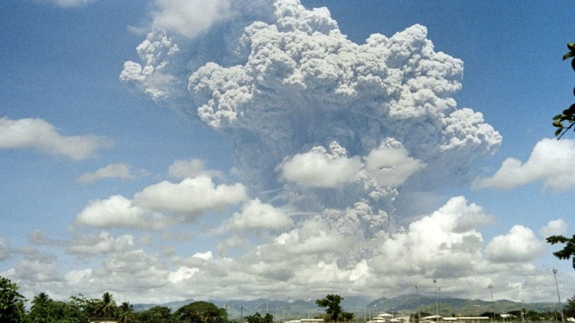 Eruption du Mont Pinatubo en juin 1991 aux Philippines.