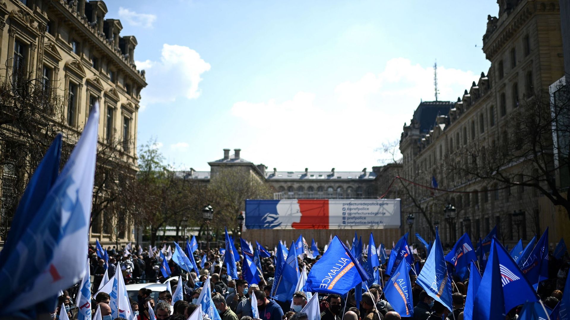 Manifestation devant le palais de justice de Paris