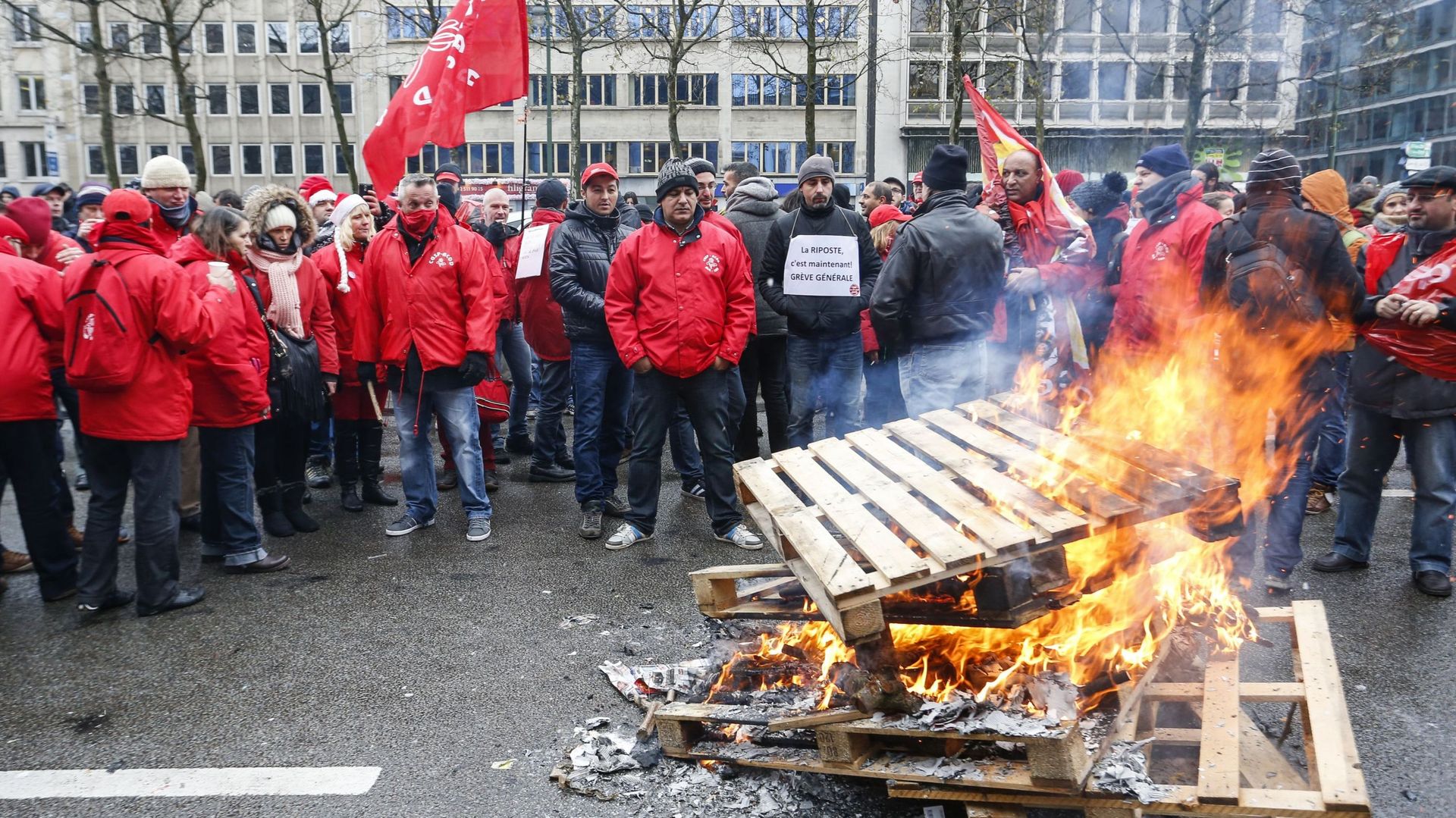 Les travailleurs bloquant l'entrée du bâtiment du gouvernement de la Région bruxelloise