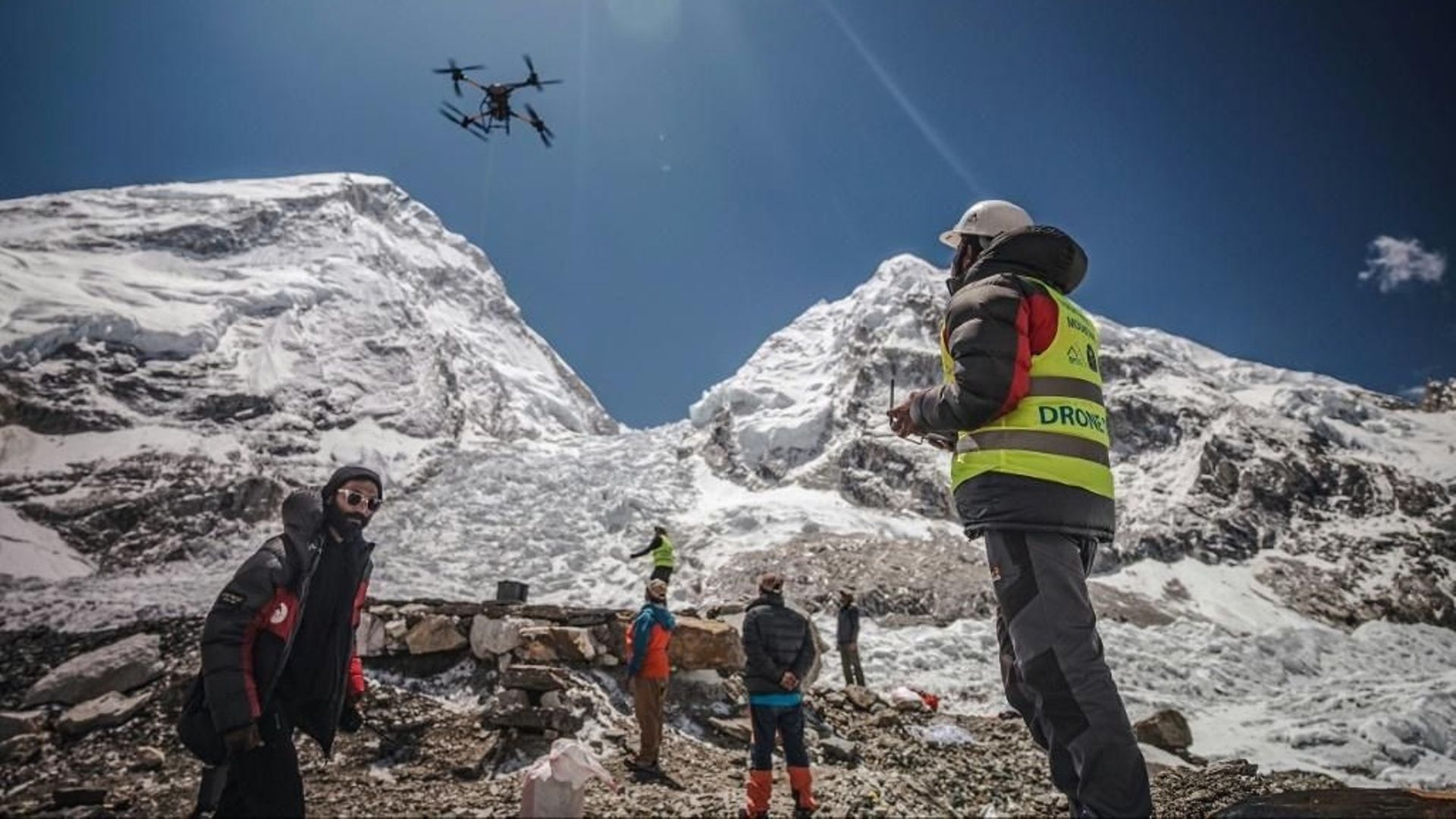 Népal : des drones pourraient-ils aider à nettoyer les déchets de l’Everest ?