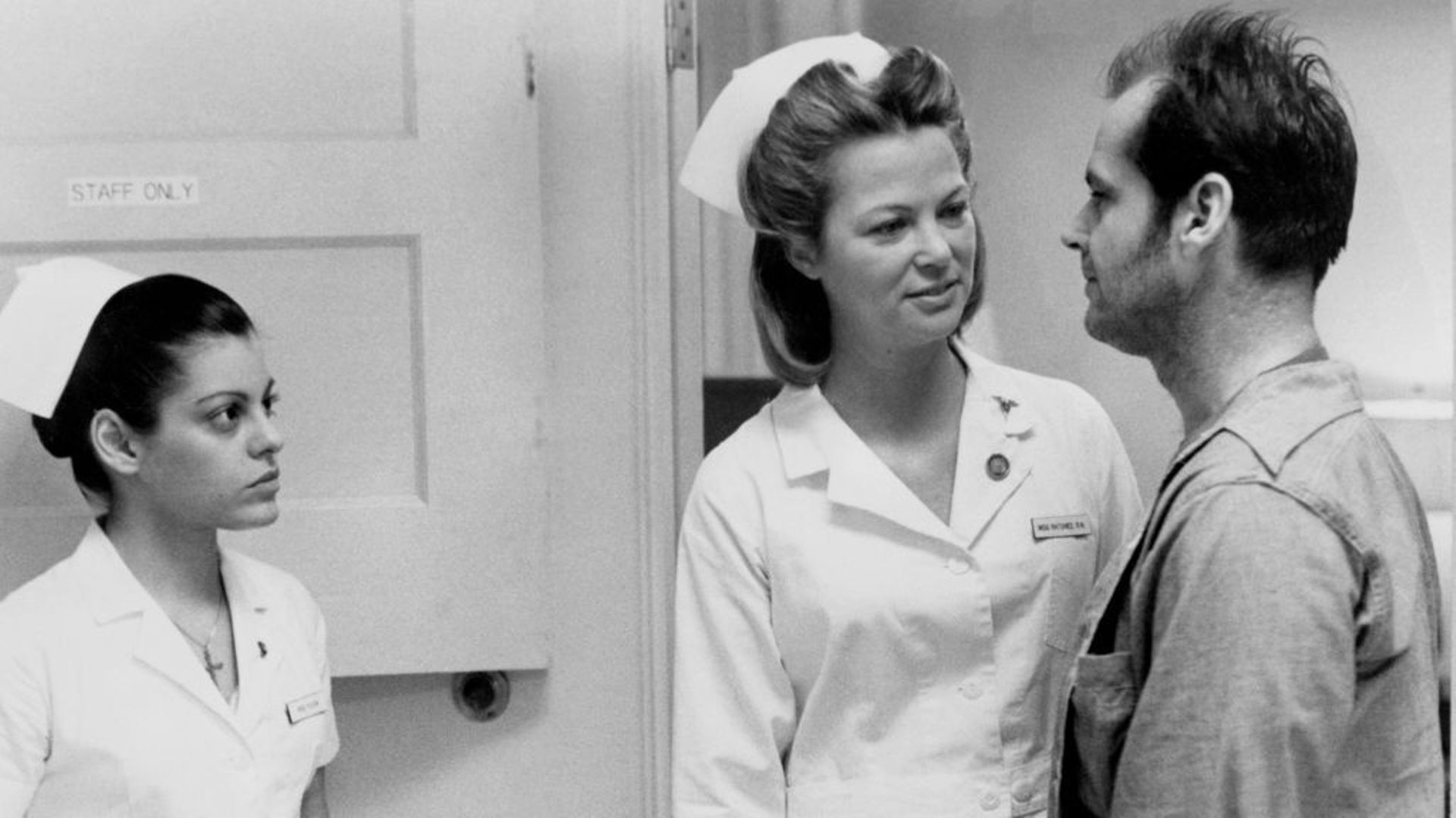 L’acteur et cinéaste américain Jack Nicholson dans le rôle du "RP McMurphy" et l’actrice américaine Louise Fletcher dans le rôle de "l’infirmière Ratched" dans le film dramatique "Vol au-dessus d’un nid de coucou", 1975. (Photo par Silver Screen Collectio