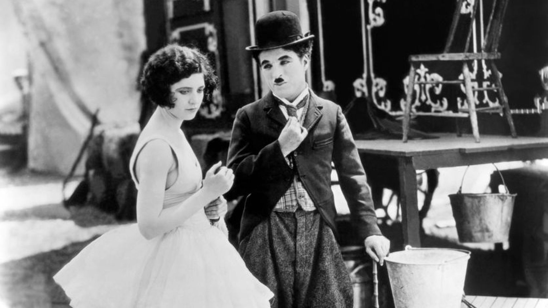 Merna Kennedy et Charlie Chaplin sur le tournage du film "Le cirque".