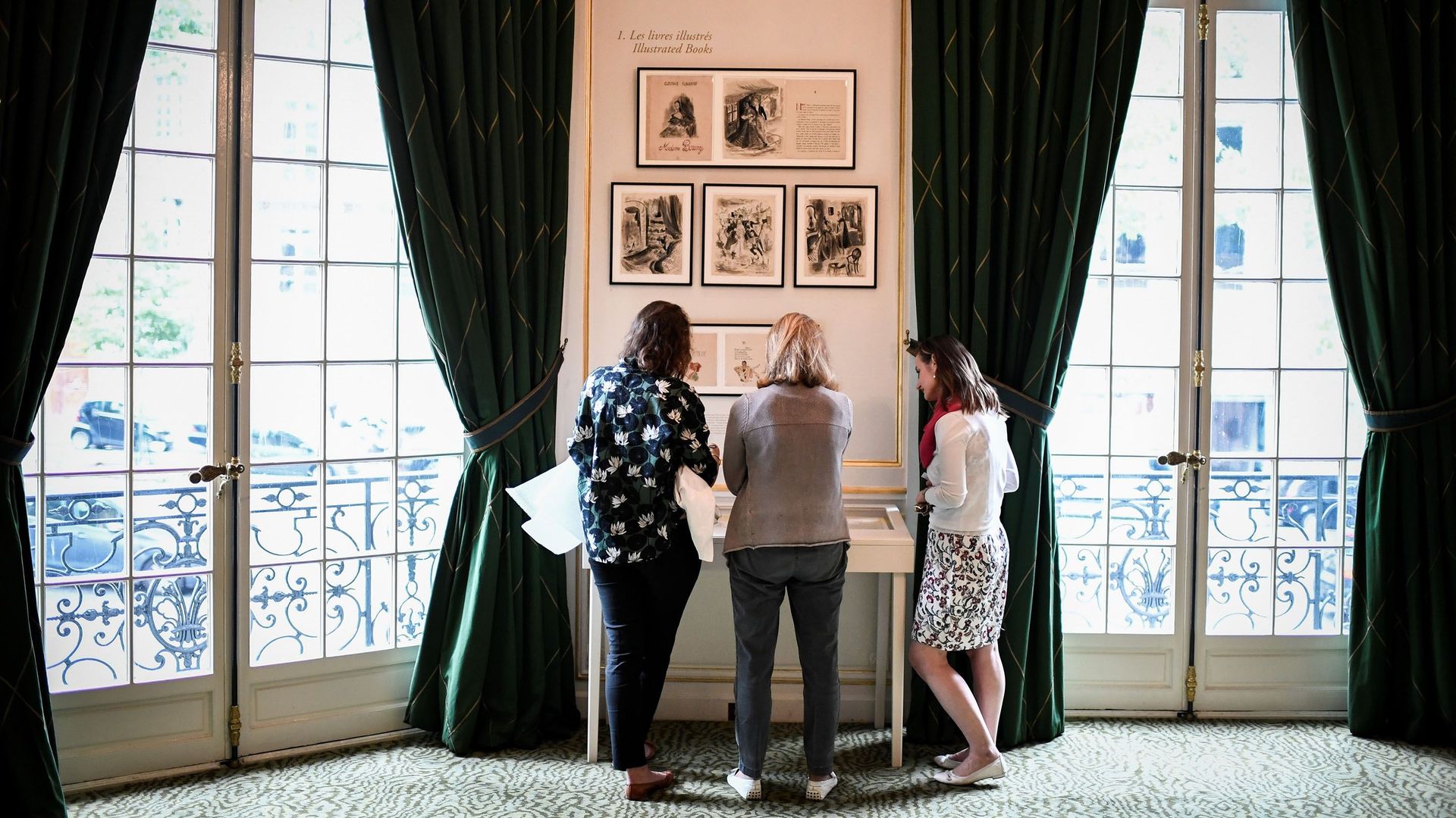 Le musée Yves Saint Laurent à Paris expose les dessins de jeunesse du couturier