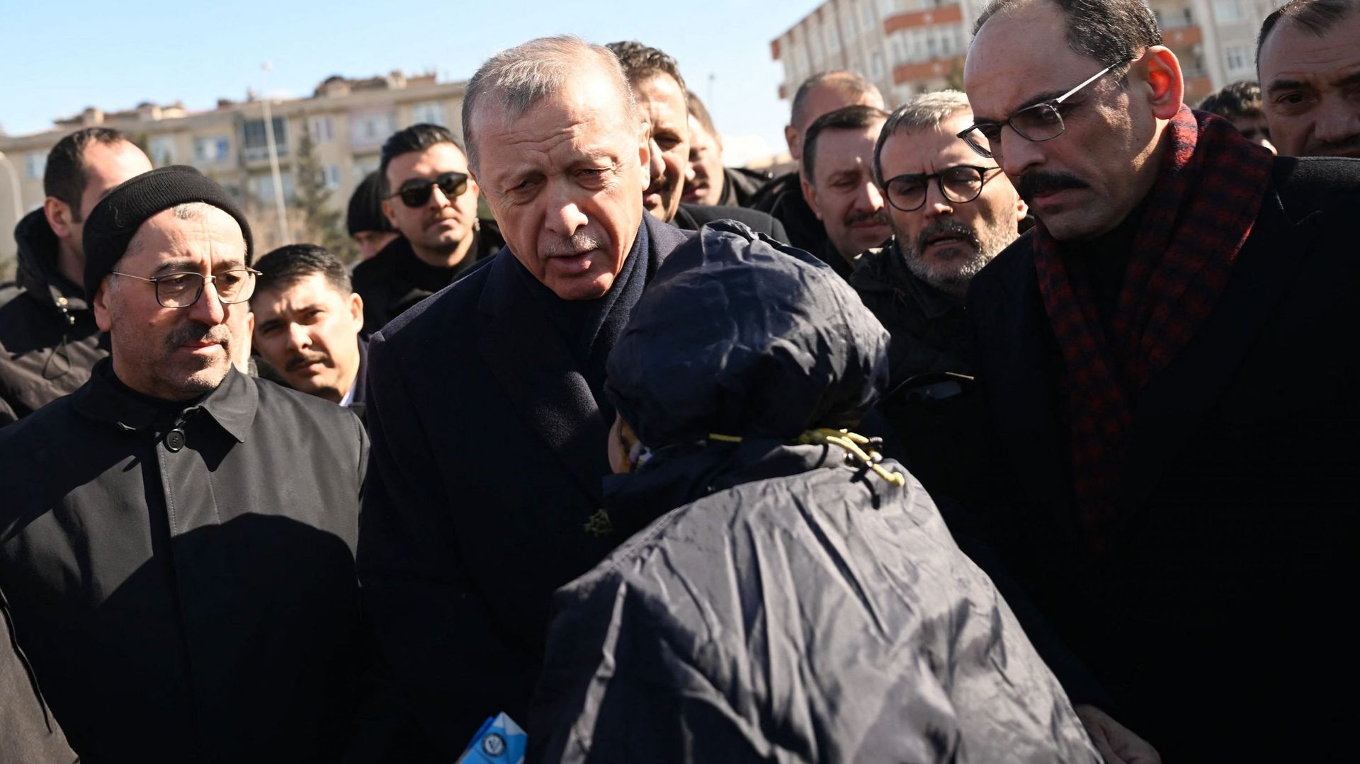 Le président turc Recep Tayyip Erdogan rencontre des habitants qui ont trouvé refuge sous des tentes installées par le gouvernement, ici à Kahramanmaras, dans le sud-est du pays.