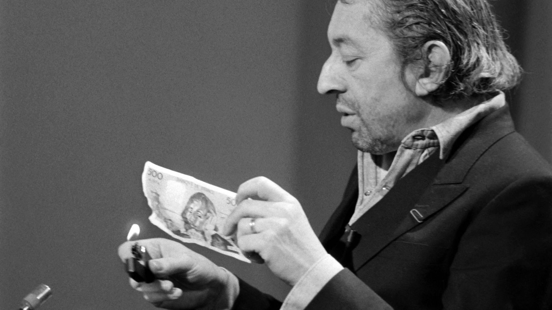 La photo de Serge Gainsbourg allumant un "Pascal" (500 francs français) lors de l'émission "7 sur 7", en 1984, pour dénoncer une fiscalité qu'il trouvait trop lourde, a été adjugée pour 15.600 euros frais compris.
