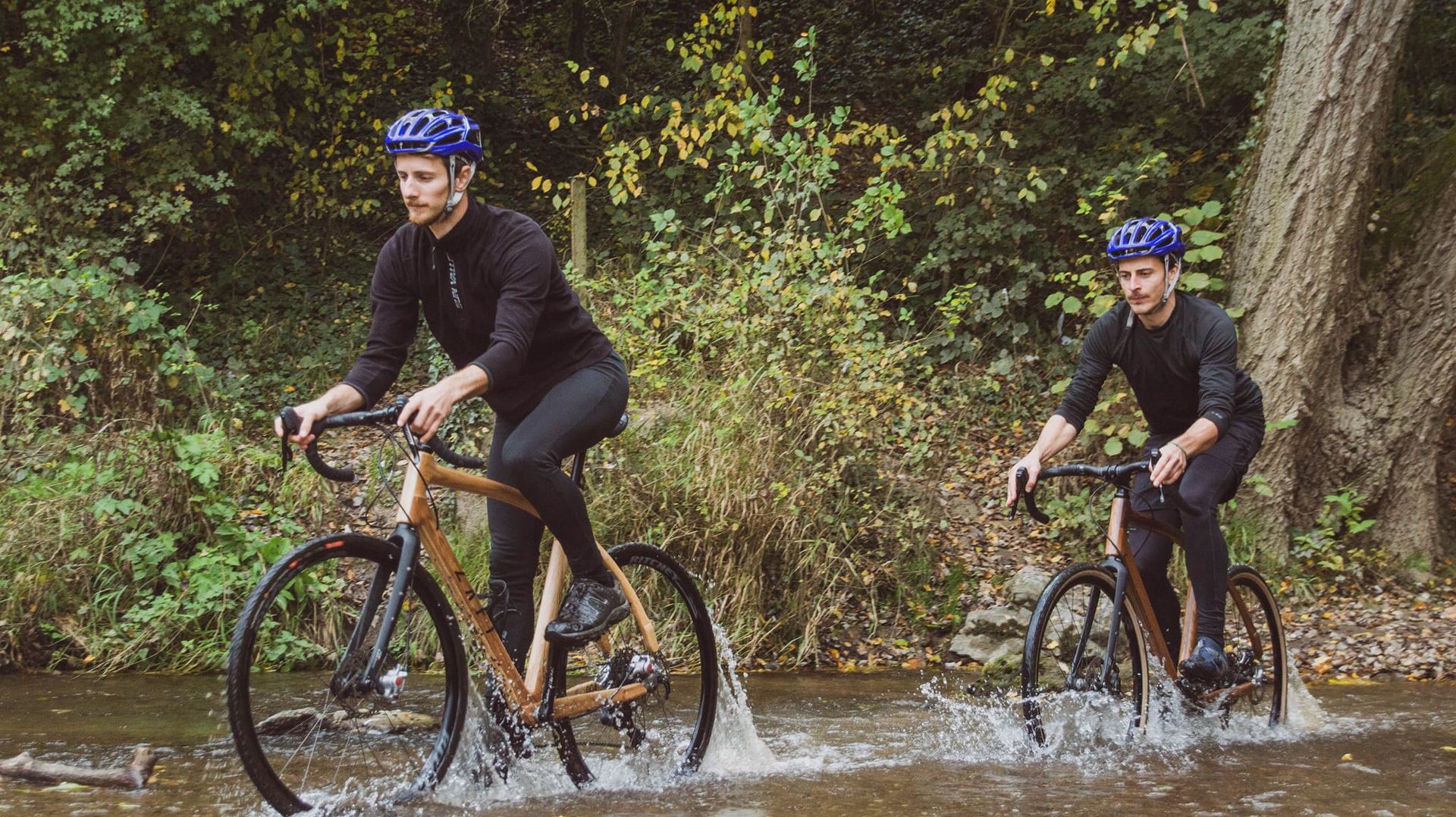 Les créateurs des Zafi cycles utilisent leurs vélos en bois pendant le week-end