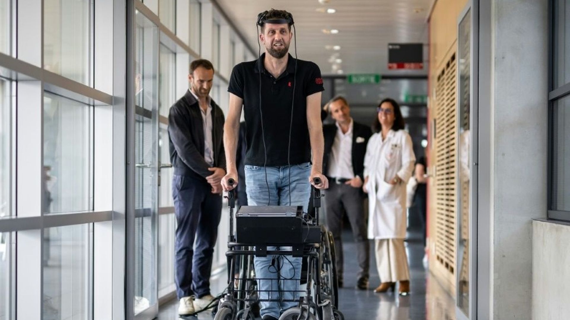 Le patient néerlandais Gert-Jan, à Lausanne le 23 mai 2023, avec l'appareillage qui lui permet de marcher