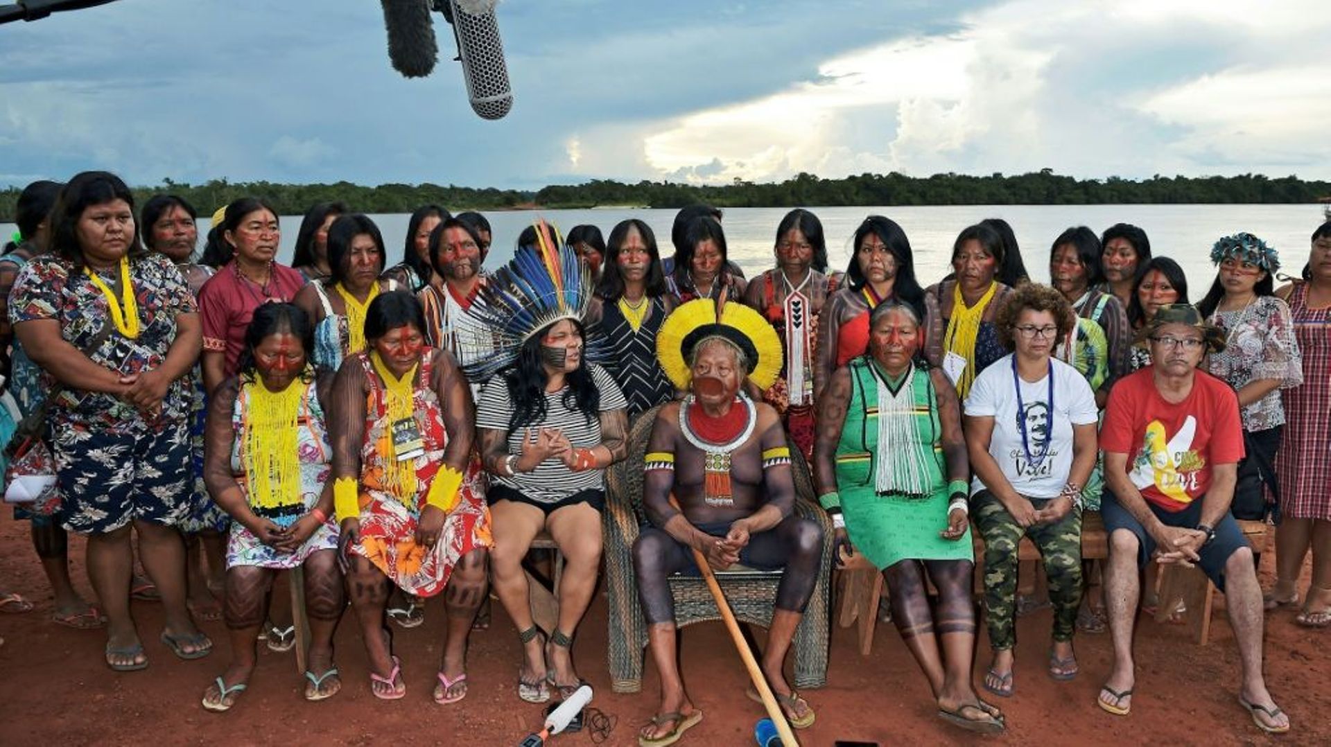 Des leaders indigènes amazoniens critiques du président brésilien posent autour du chef Raoni dans le village de Piaraçu.