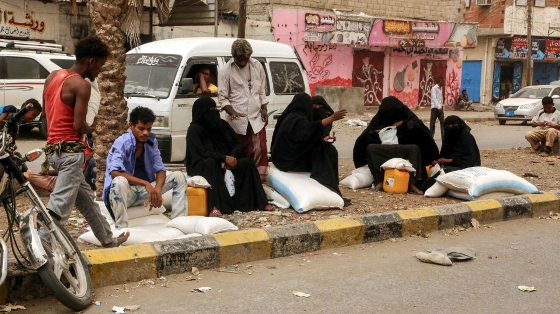 Des femmes dans une rue de la ville de Hodeida (ouest du Yémen) le 14 juin 2018 après avoir reçu de l'aide humanitaire