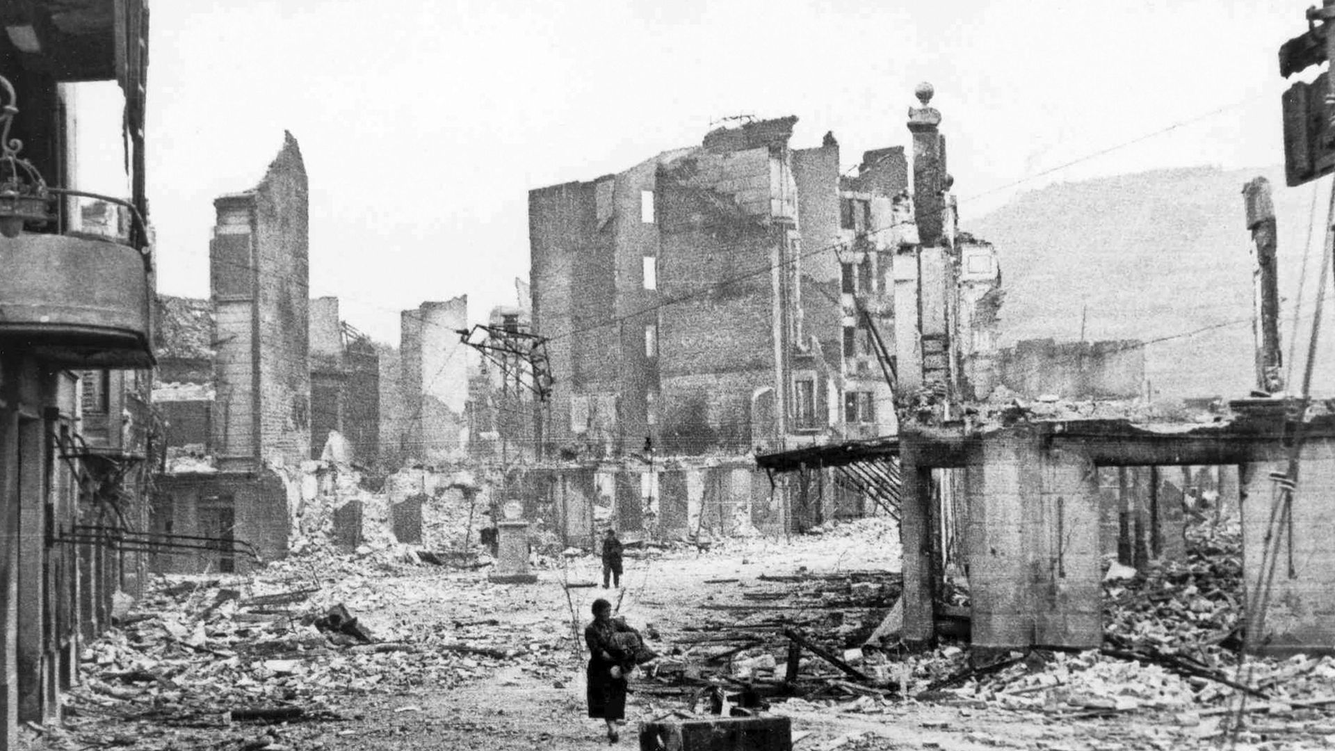 Vue de Guernica après le bombardement de l’aviation allemande le 26 avril 1937.