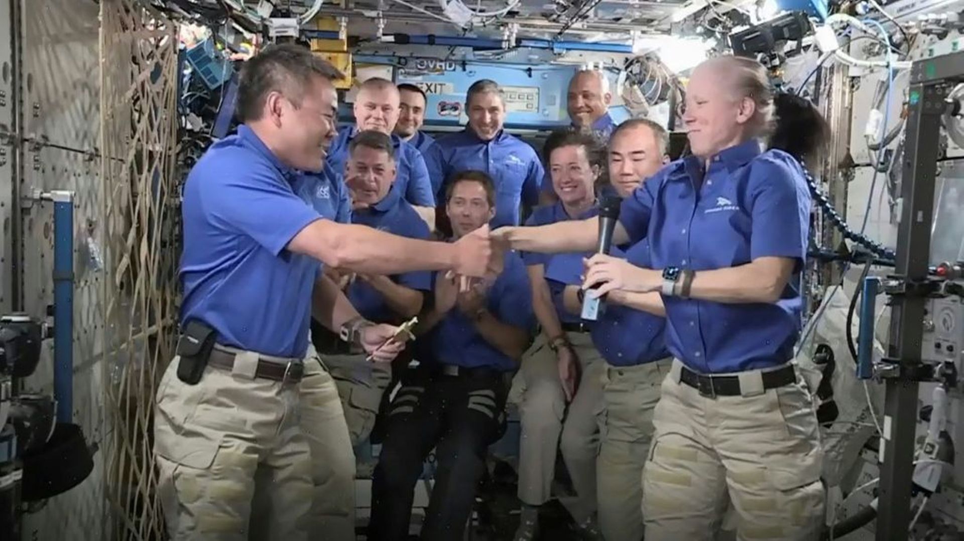 Capture d'écran de la NASA TV, qui montre la transmission du commandement de l'ISS de Shannon Walker à Akihiko Hoshide, devant le reste de l'équipe, le 27 avril 2021 