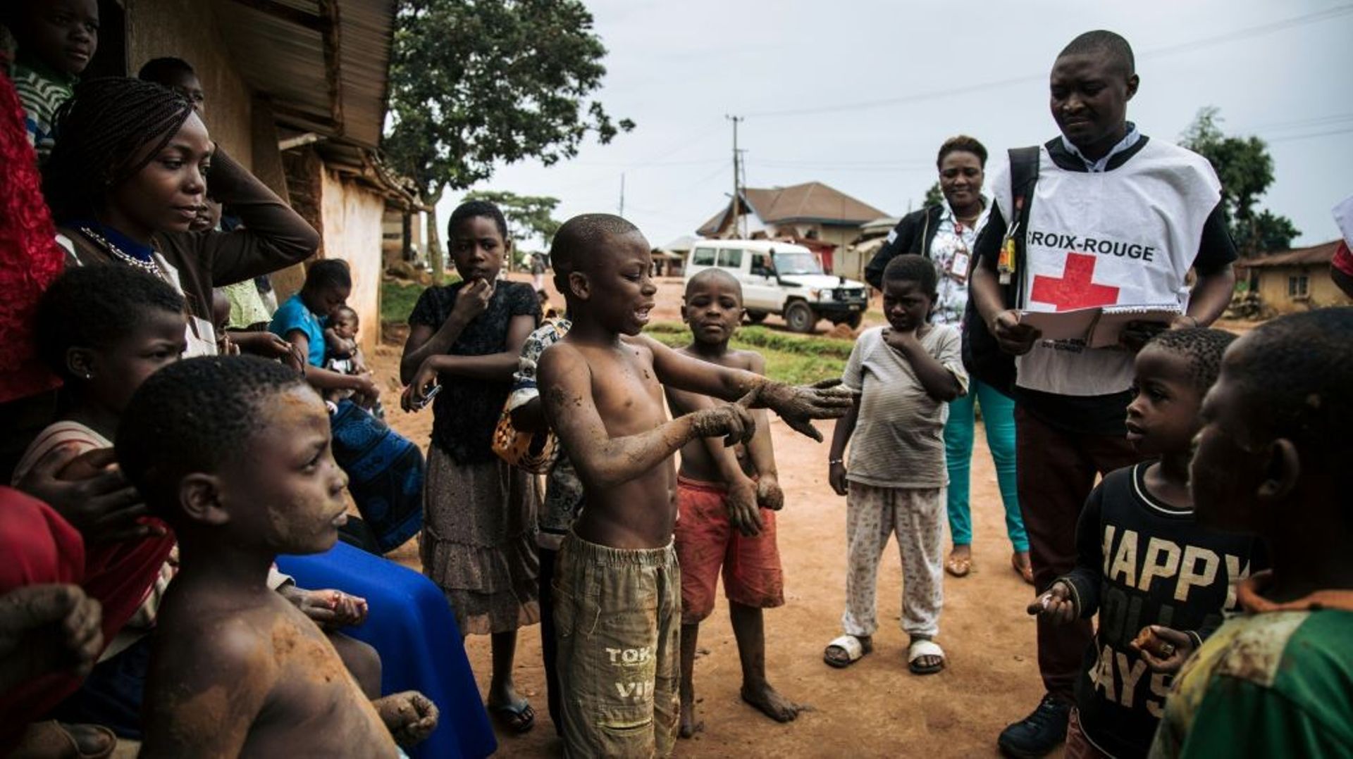 Des membres de la Croix-Rouge font du porte à porte à Beni, dans le nord-est de la RDC, pour sensibiliser les populations à l'épidémie d'Ebola, le 31 août 2019.
