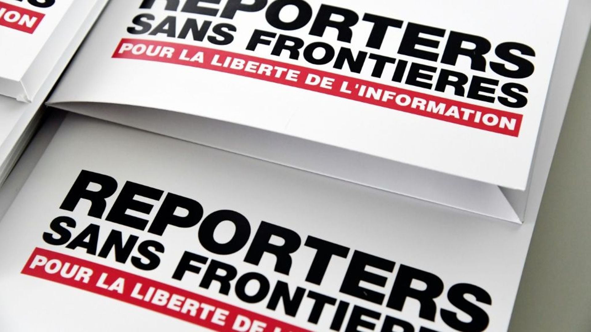 L'ONG Reporters sans frontières (RSF) appelle à "protéger le droit d'informer", alors qu'au "moins sept journalistes ont été agressés et d'autres menacés" pendant des manifestations contre le pass sanitaire
